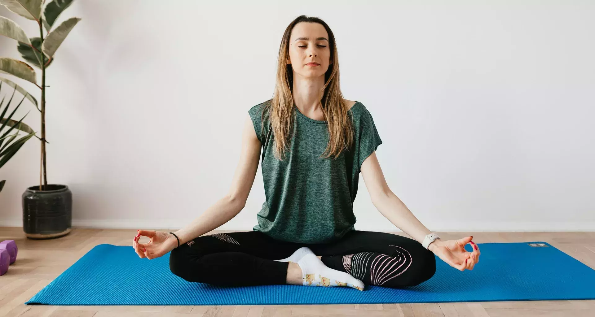 mujer haciendo poses de meditación