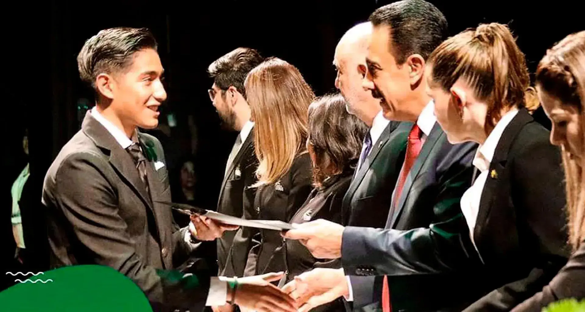 Héctor Sánchez recibe reconocimiento por parte del gobernador de Hidalgo