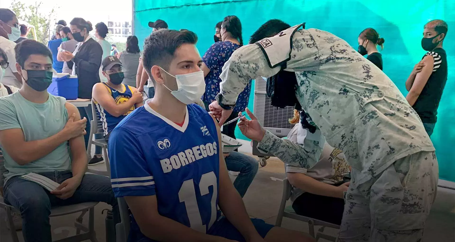 Jóvenes se suman a la vacunación en el Estadio Banorte La Casa de los Borregos