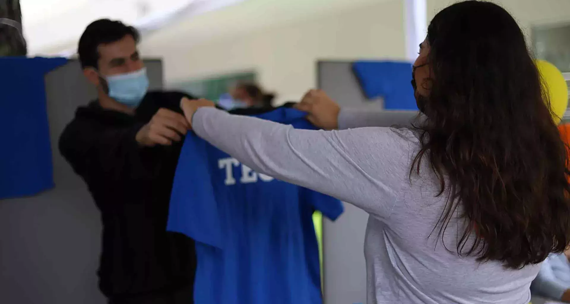 Mentores del Tec entregaron playeras a estudiantes del Tec Guadalajara.