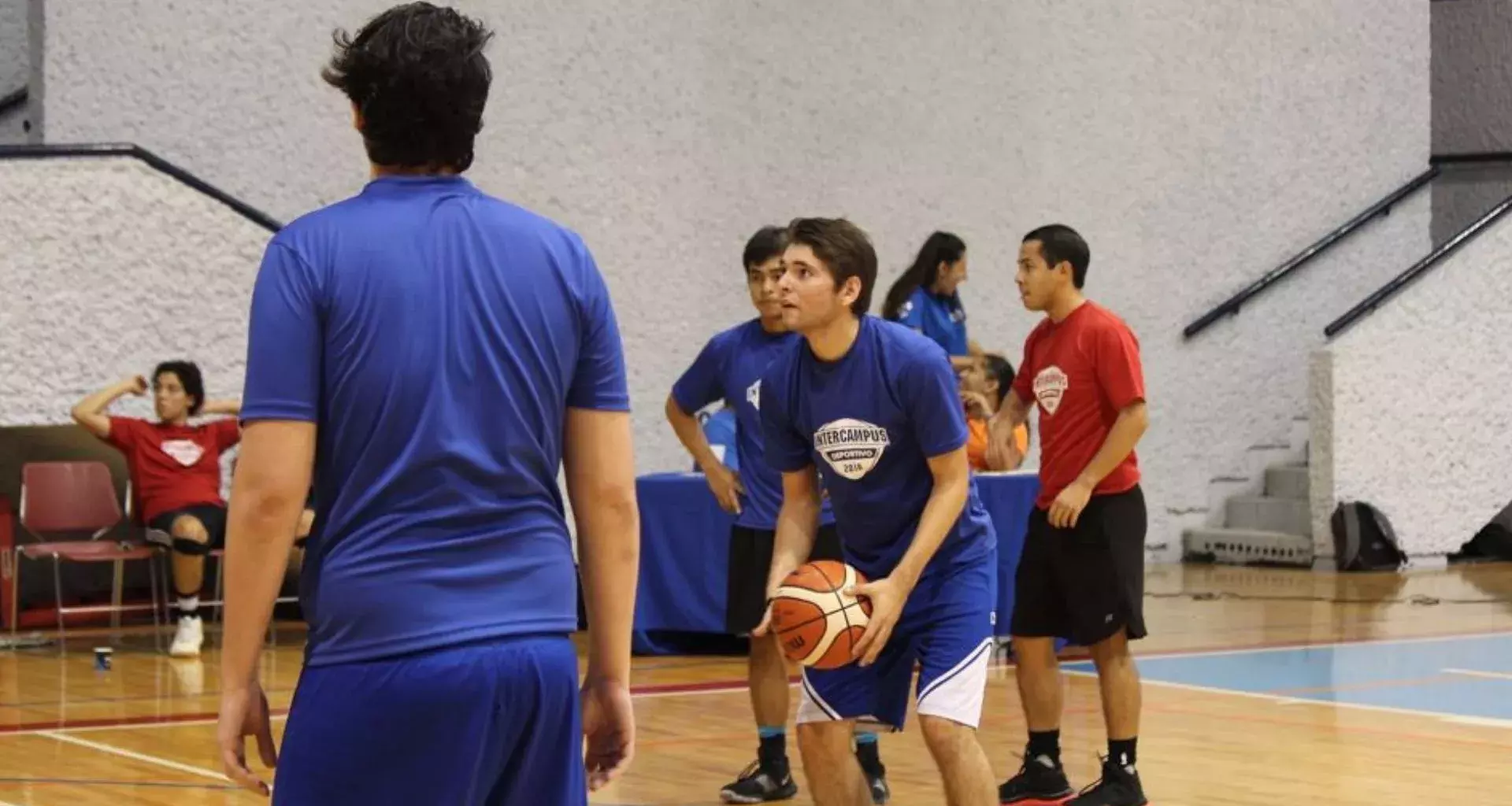 ¡Encesta en grande! Egresado en liga profesional de baloncesto