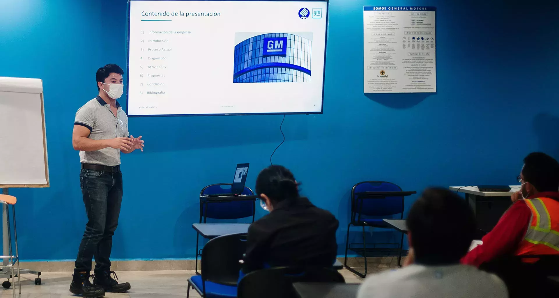 Alumno Tec  exponiendo en General Motors