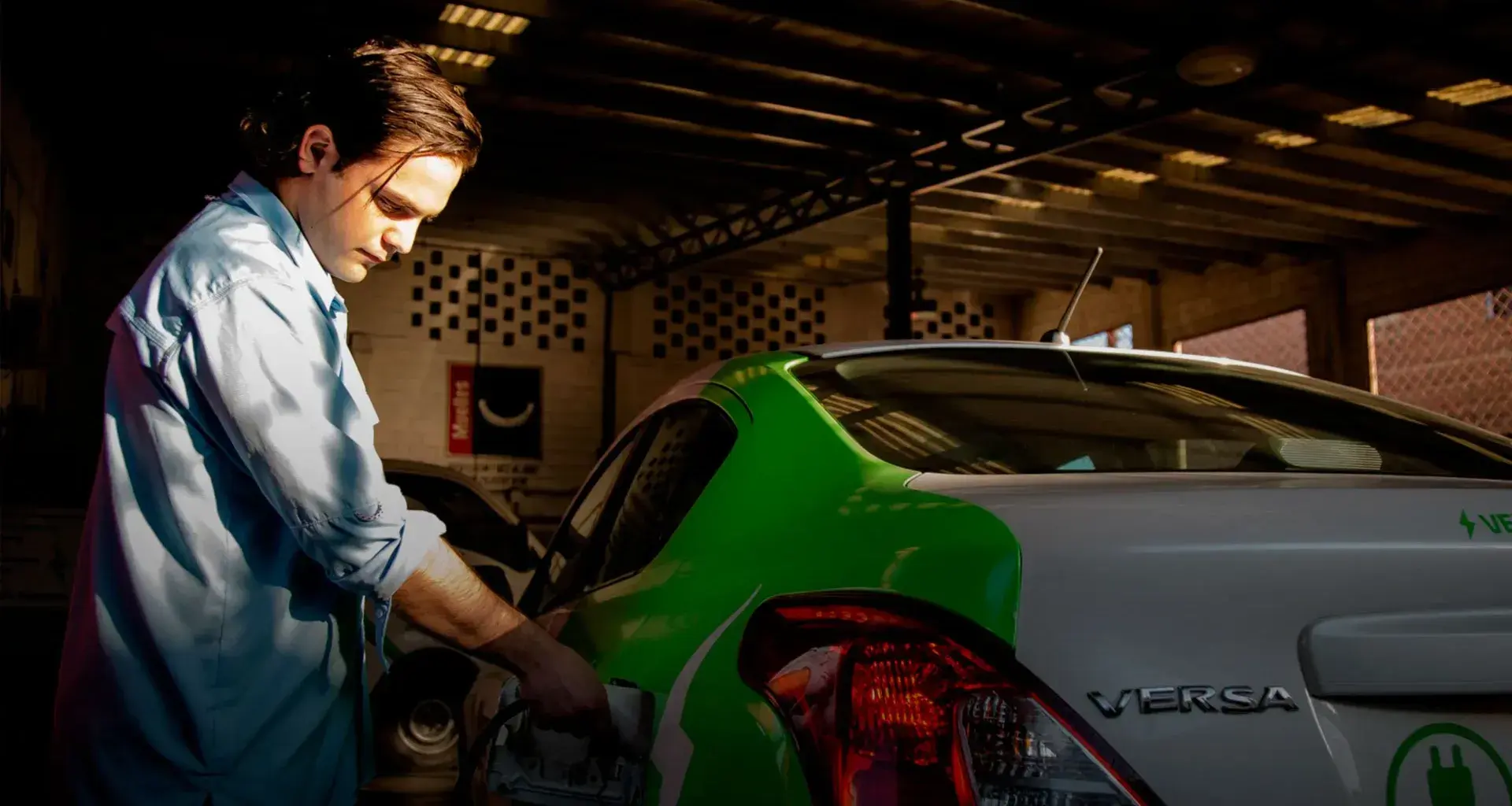 Con su empresa E-V-H, el egresado del Tec convierte vehículos con motor de gasolina a eléctricos.