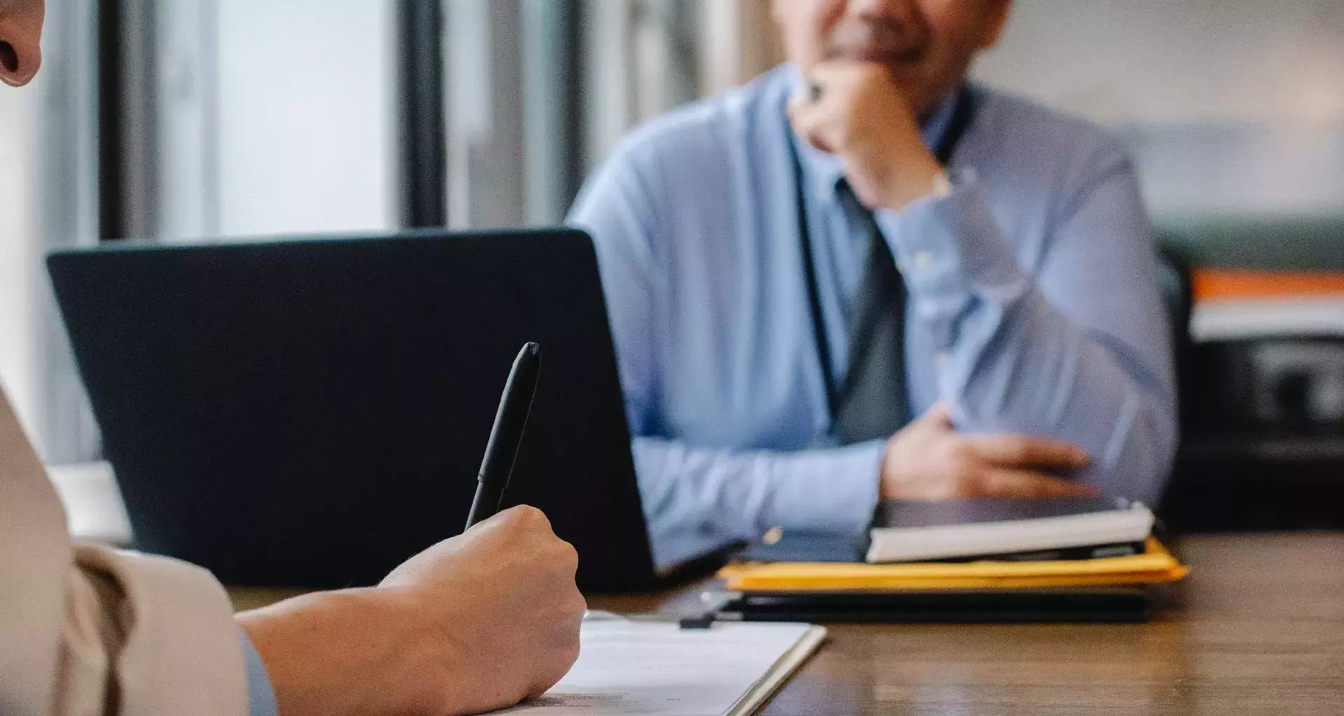 Hombre realizando entrevista de trabajo