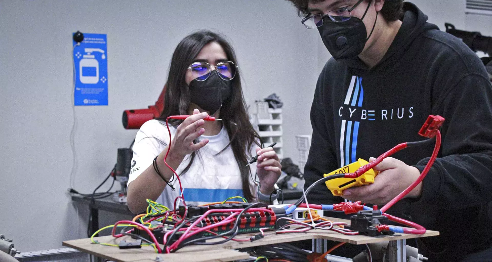 Alumnos de la PrepaTec Santa Catarina integrantes del equipo de robótica Cyberius