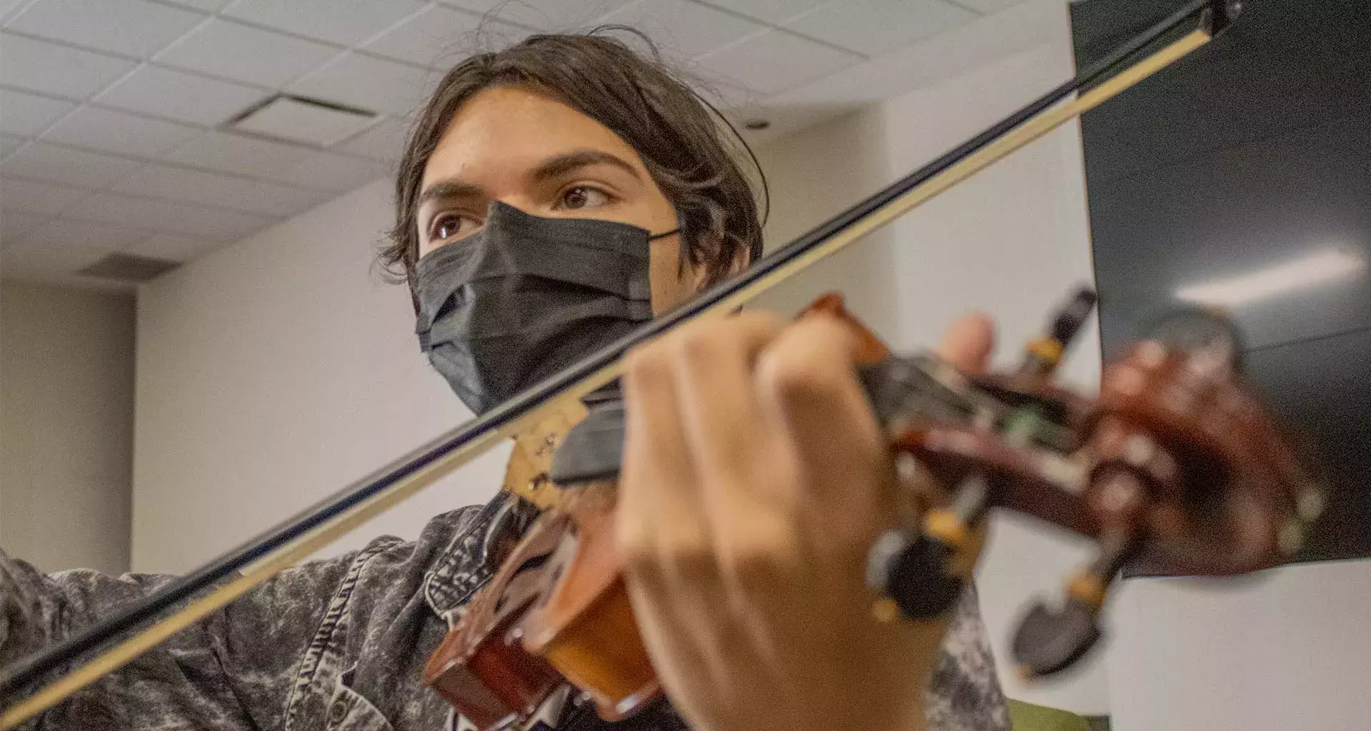 Estudiante de PrepaTec toca el violín en inauguración del Aeropuerto Felipe Ángeles