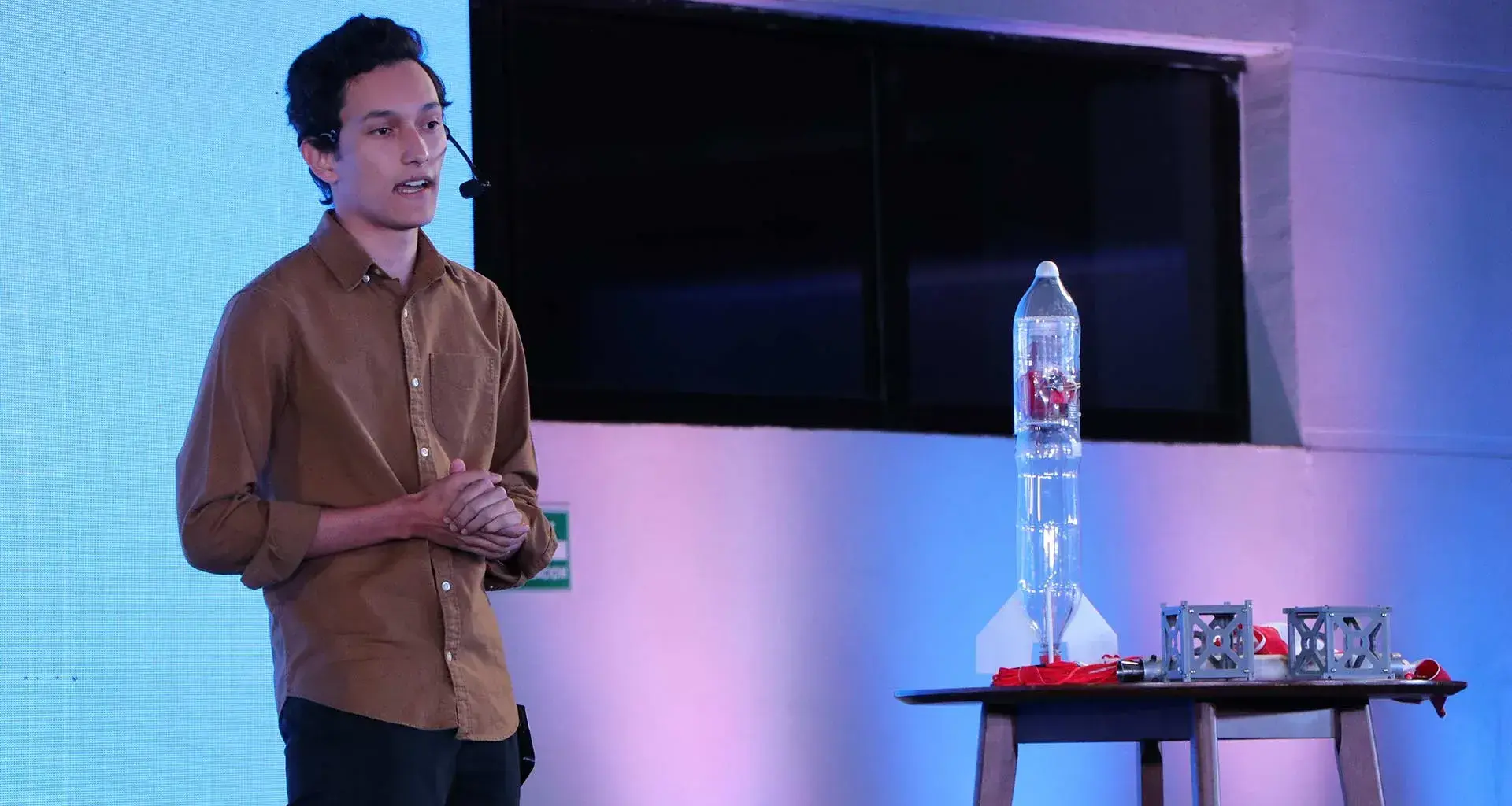 El alumno Dante Delgado, del Tec Guadalajara, trabaja en el desarrollo de un cohete aeroespacial y planea lanzarlo al espacio.