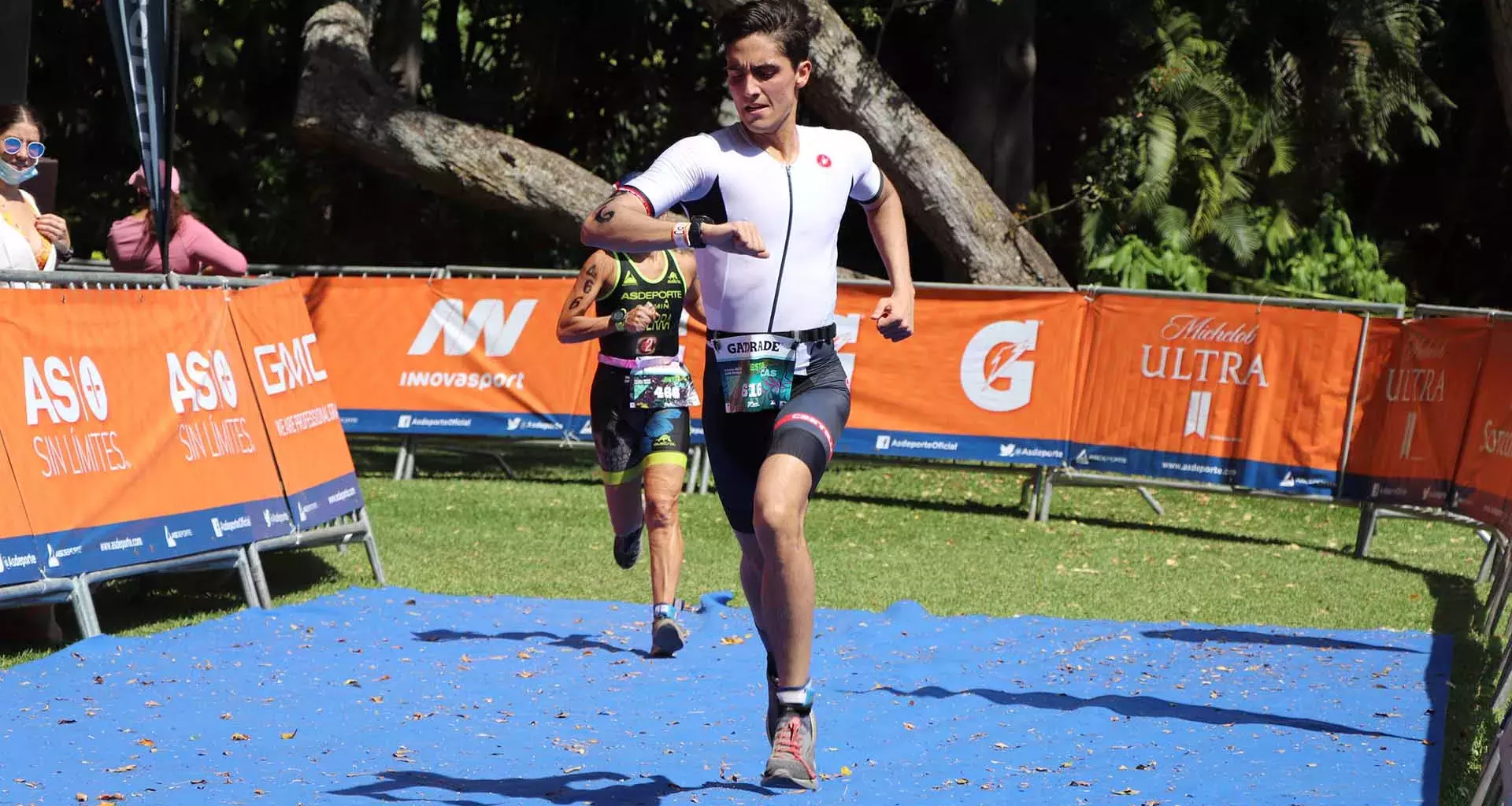 Supera Ironman y califica a mundial de Triatlón