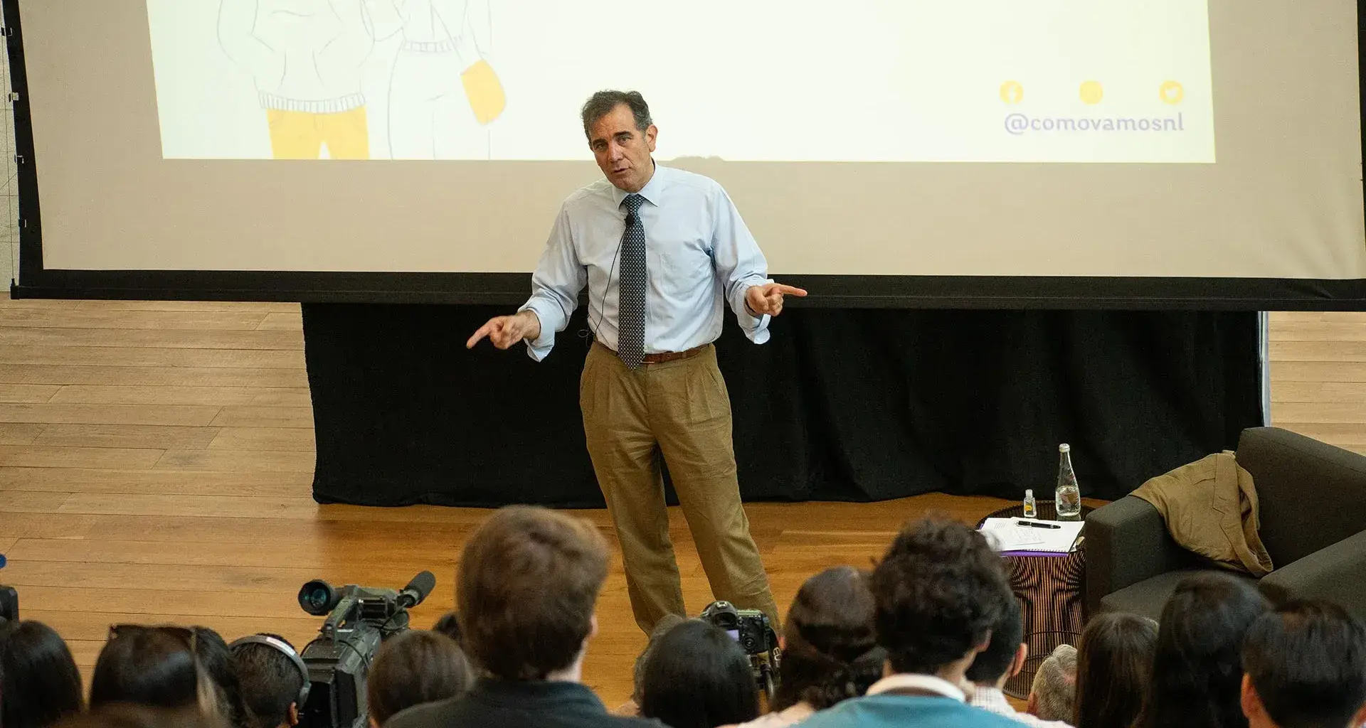 Lorenzo Córdova en campus Monterrey, conversatorio universitario