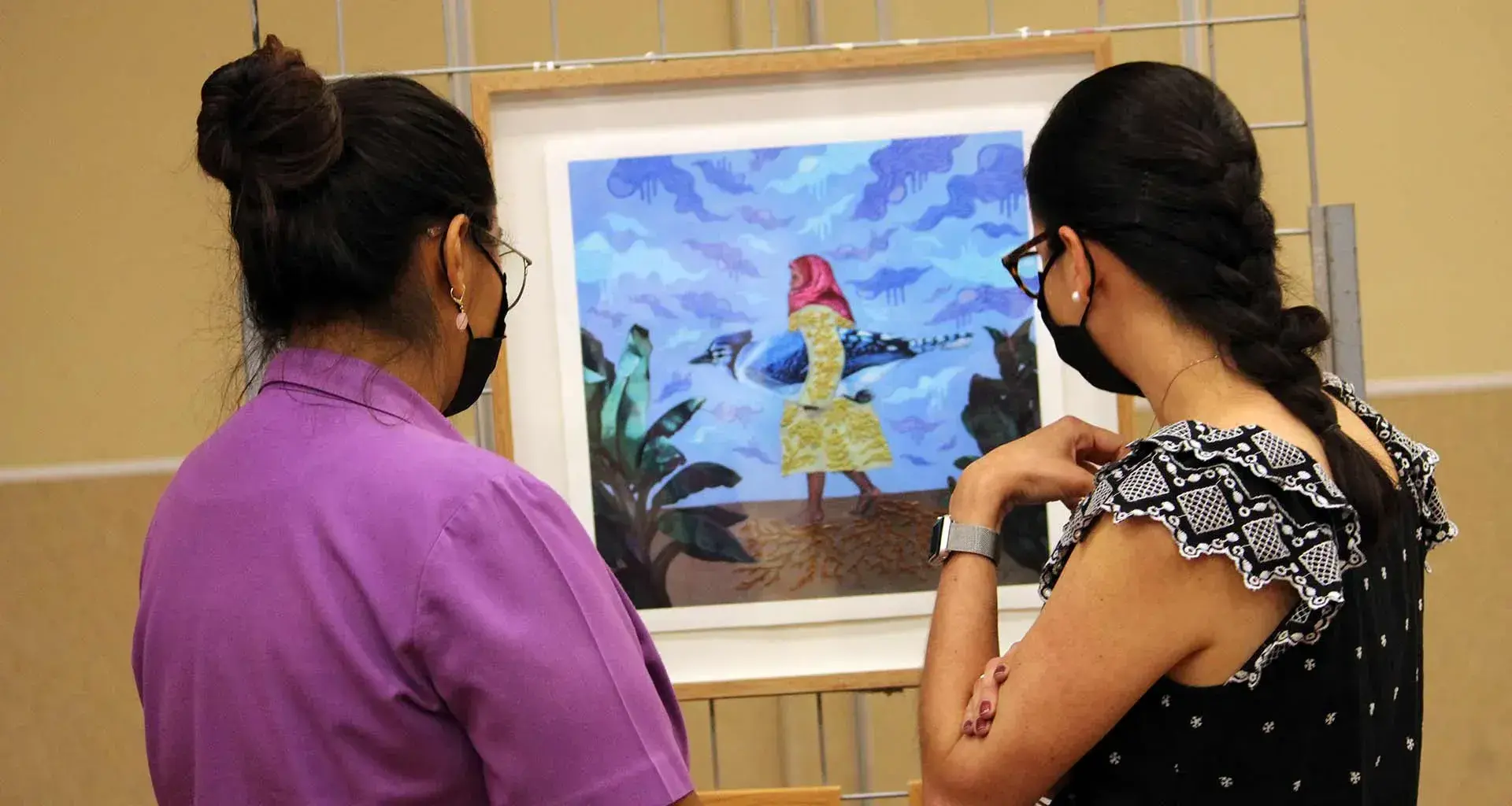 Alumnos del Tec Guadalajara realizan subasta benéfica de pinturas hechas por niñas de casa hogar.