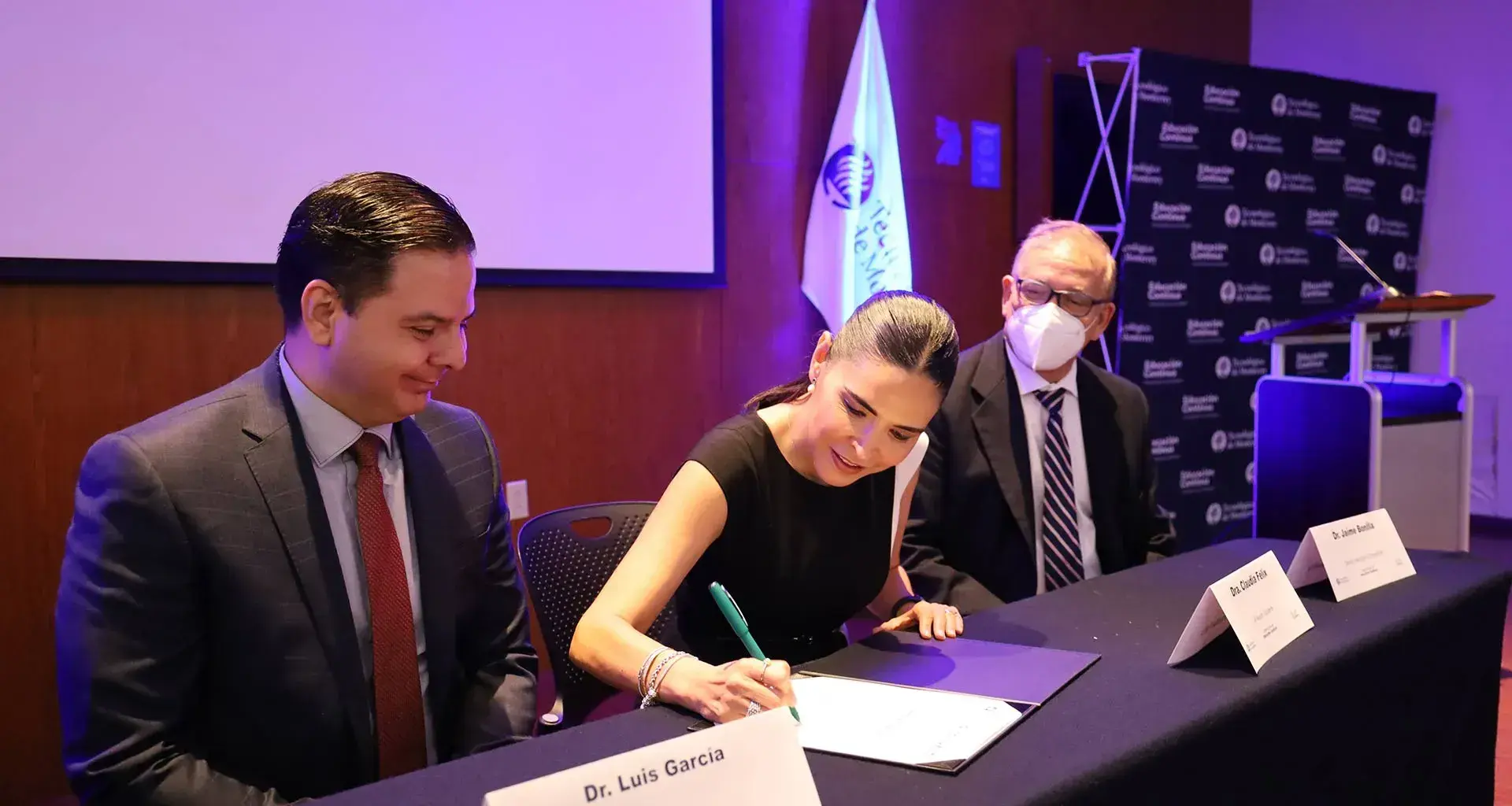 Tec Guadalajara crea plataforma de educación continua The Learning Gate para empresas de tecnologías de información. 