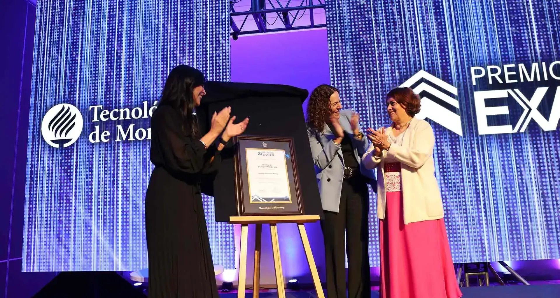 Empresaria Gemma Garciarce recibió el premio Mérito EXATEC 2022 del Tec Guadalajara..