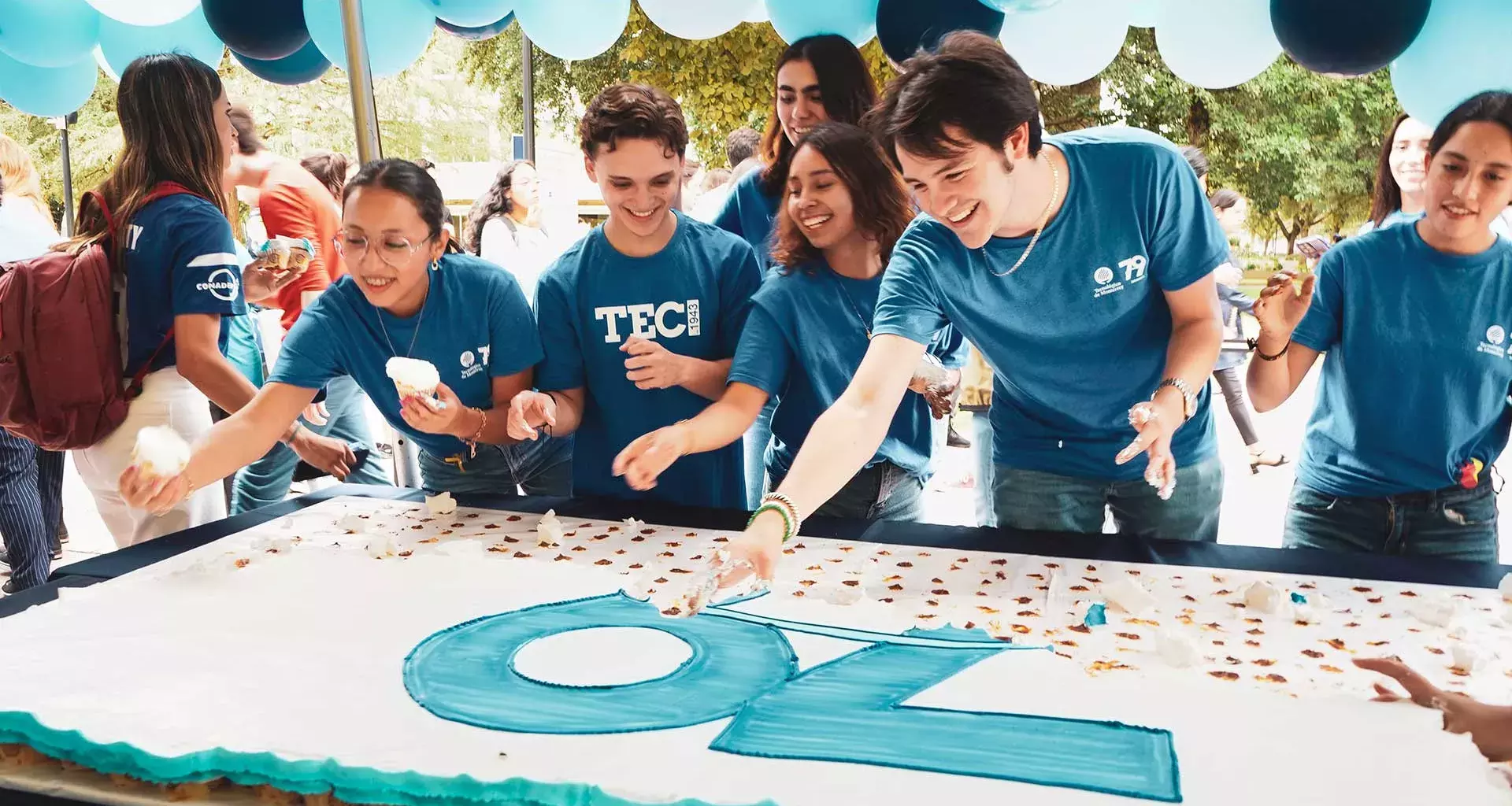 Alumnos del Tec de Monterrey campus Monterrey festejando el 79 Aniversario del Tec