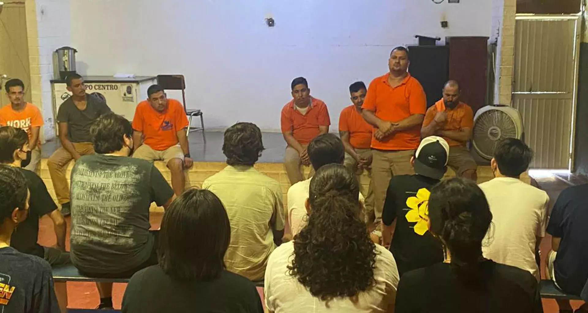 Alumnos escuchando los testimonios de los reclusos del Cereso