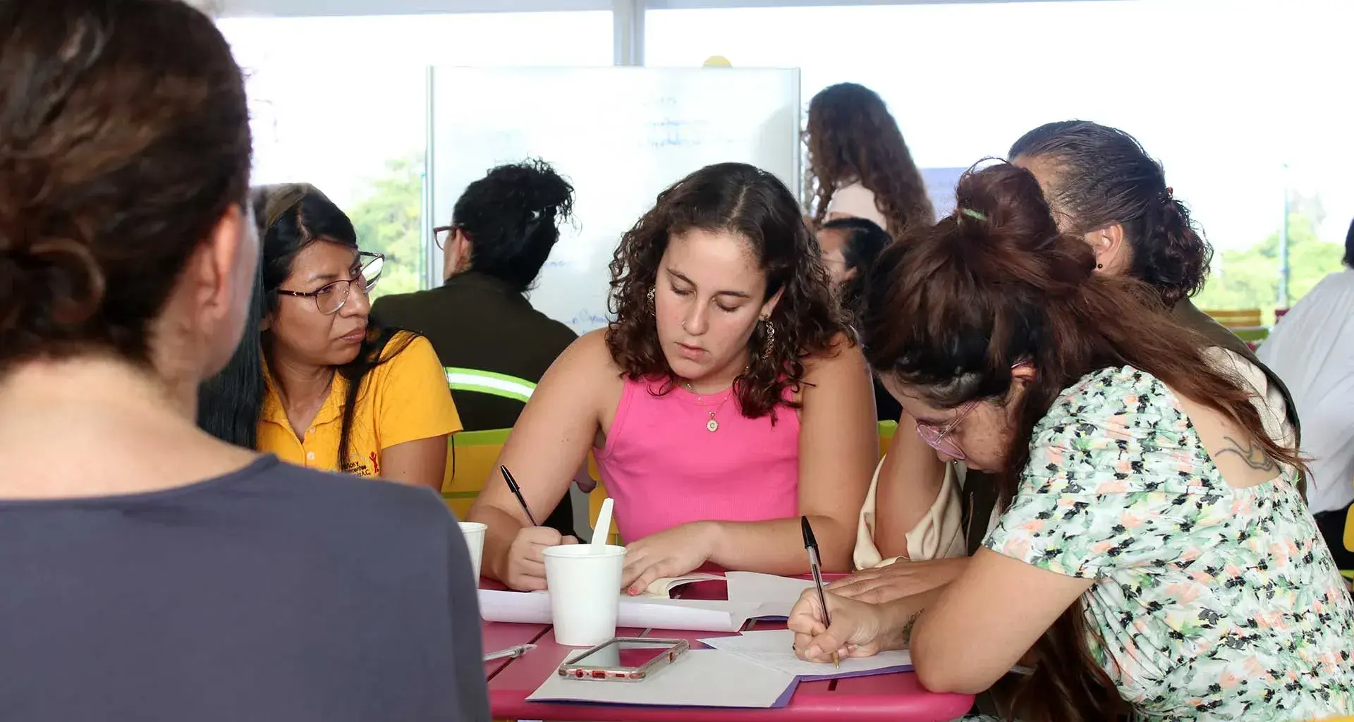 Tec Guadalajara realiza encuentro estatal con organizaciones no gubernamentales para analizar estigmas de la migración. 