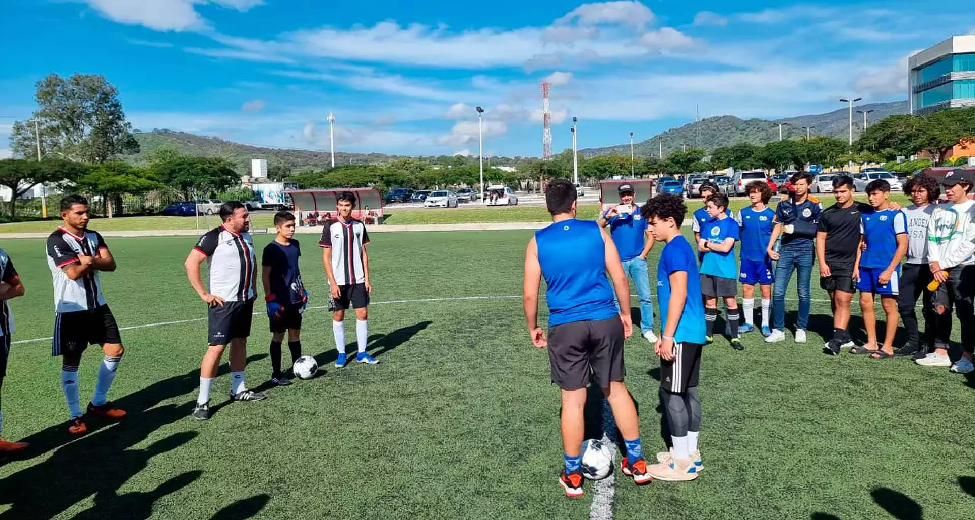 Futbol con exreclusos de Puente Grande con estudiantes de PrepaTec Santa Anita.