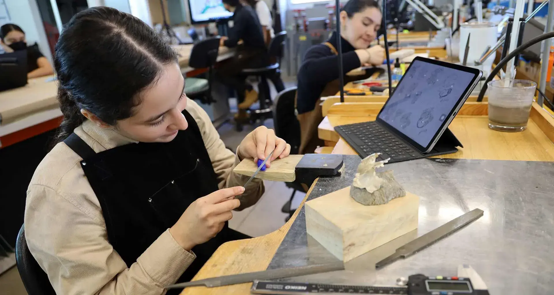 Estudiantes de diseño del Tec Guadalajara participan en exposición de joyería en Milán, Italia.