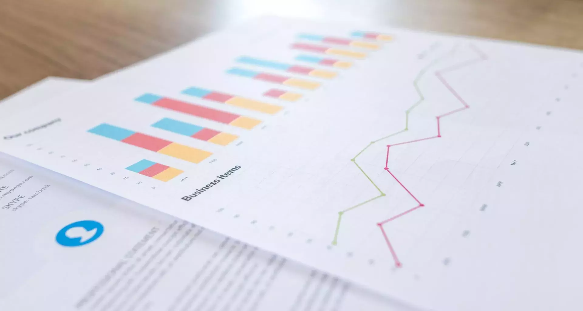 Prácticas financieras en empresa Londinense, hoja con gráficos