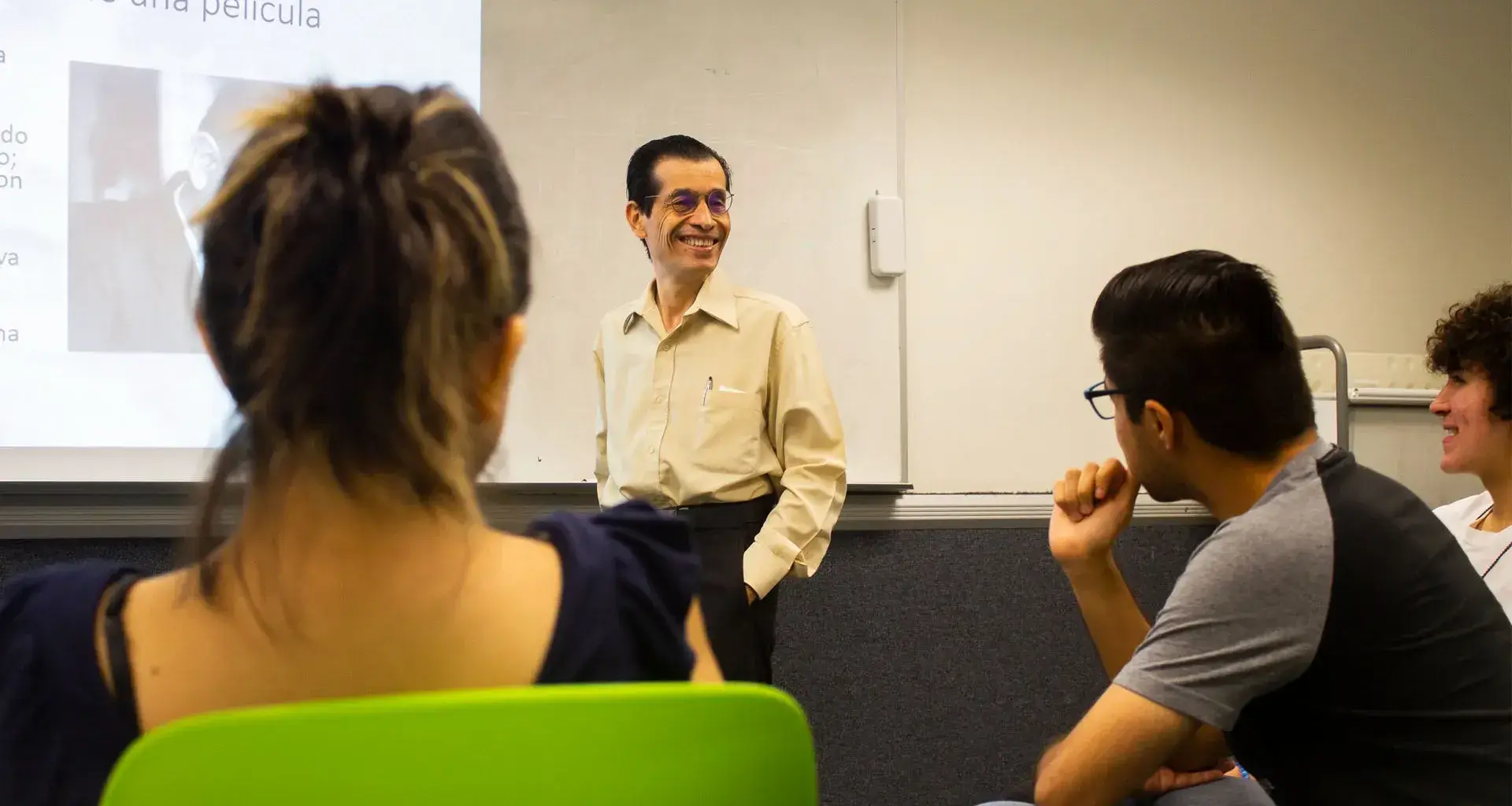 Profesor Diezmartines dando una clase previo a los Golden Globes