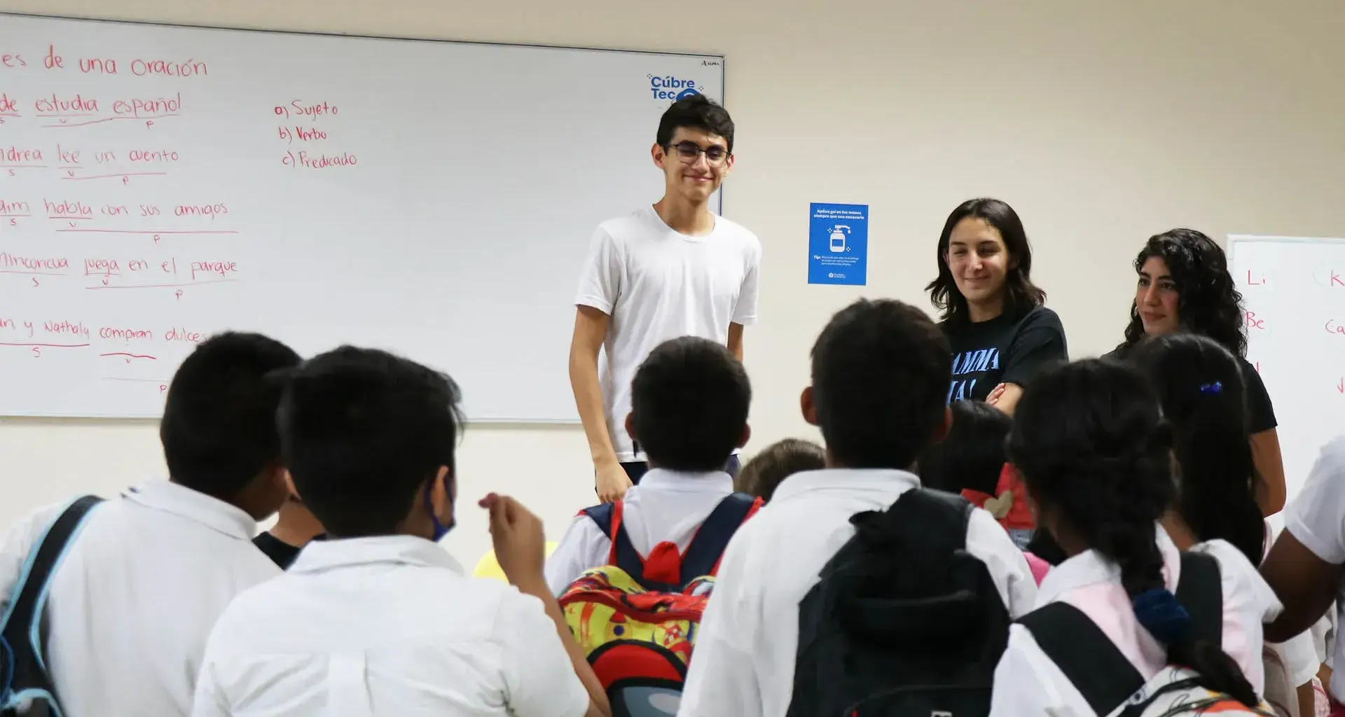 Menores vulnerables reciben clases por alumnos de PrepaTec
