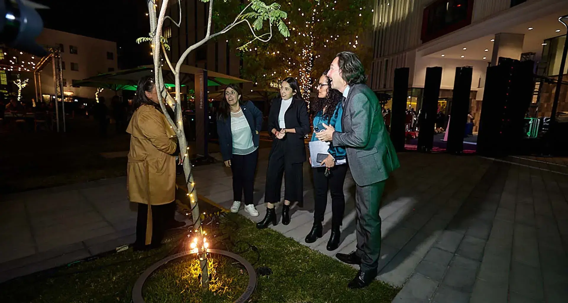 Donantes se reúnen alrededor de su árbol en la ceremonia de agradecimiento