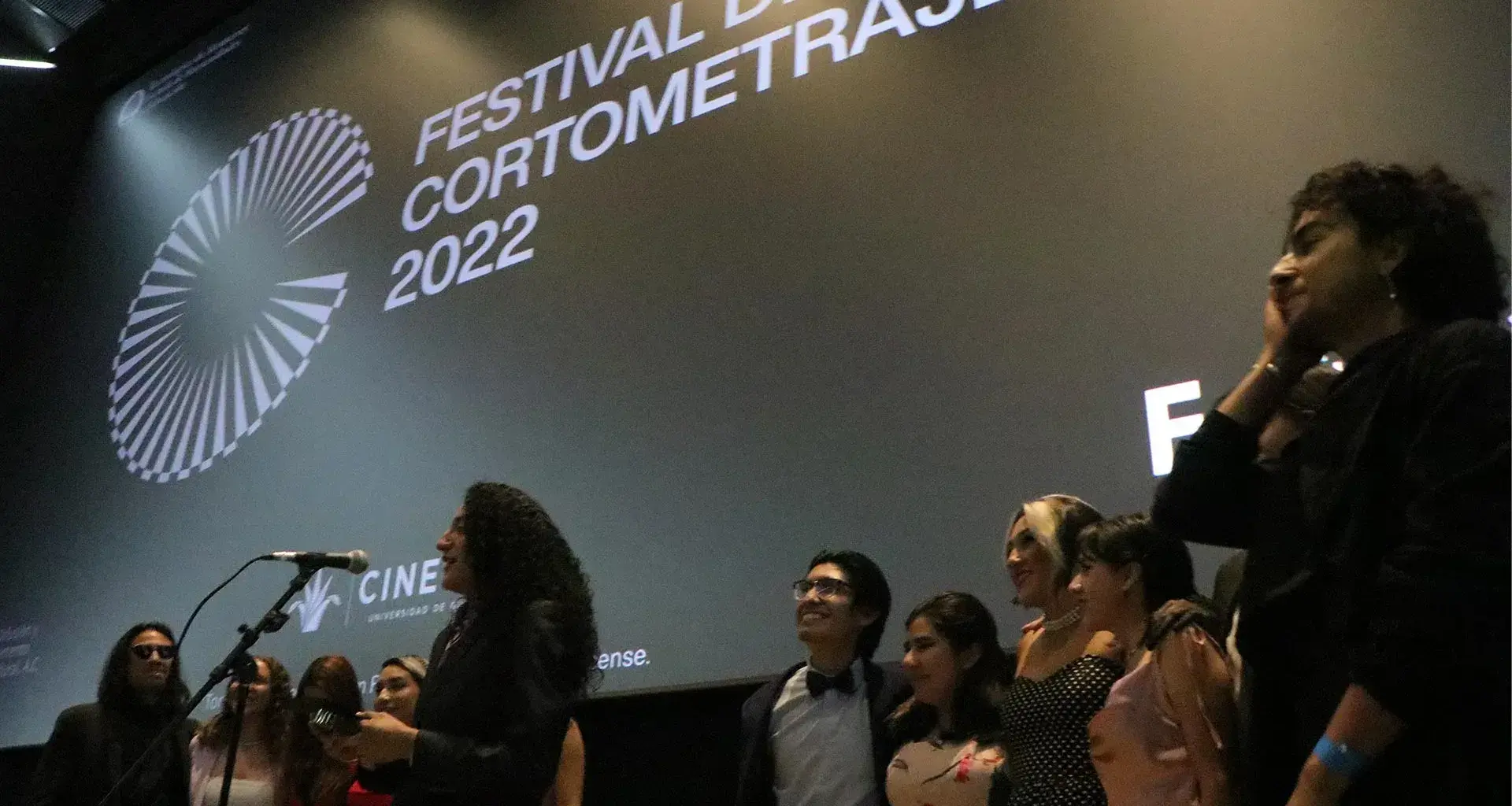 Estudiantes aceptan su premio durante el festival