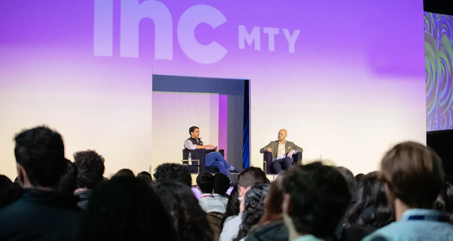 El conferencista James Clear se presentó en INCmty 2022.