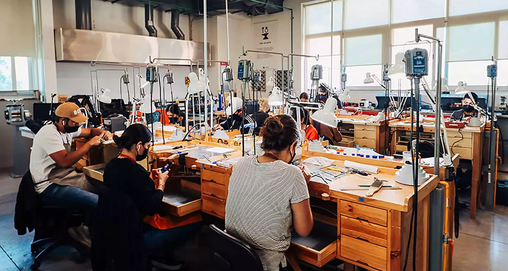 Aprenden a crear joyería en taller de joyería del Tec Guadalajara.