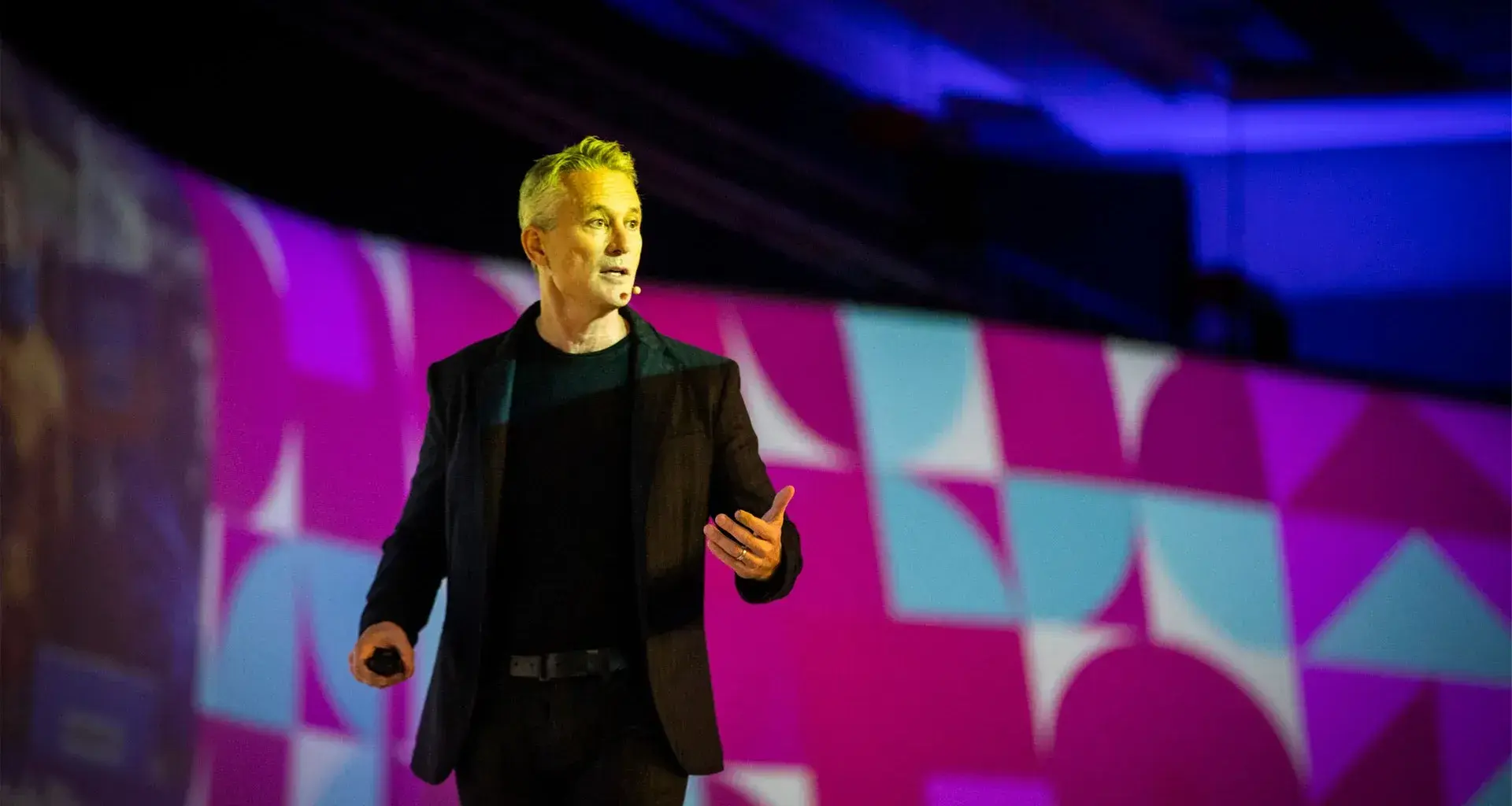 Simon Mainwaring appeared at INCmty 2022 to share 6 mindsets of CEOs of successful companies.