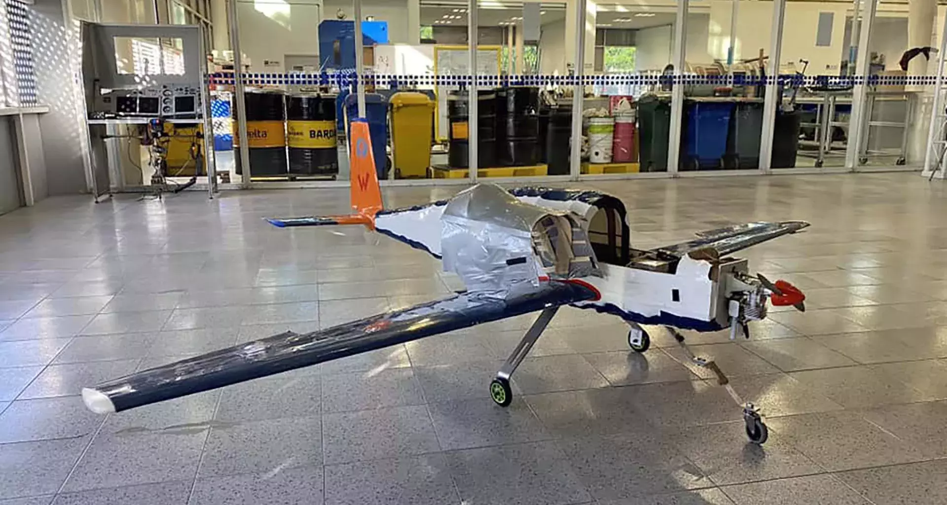 Jóvenes ingenieros del Tec Querétaro construyen avión a escala