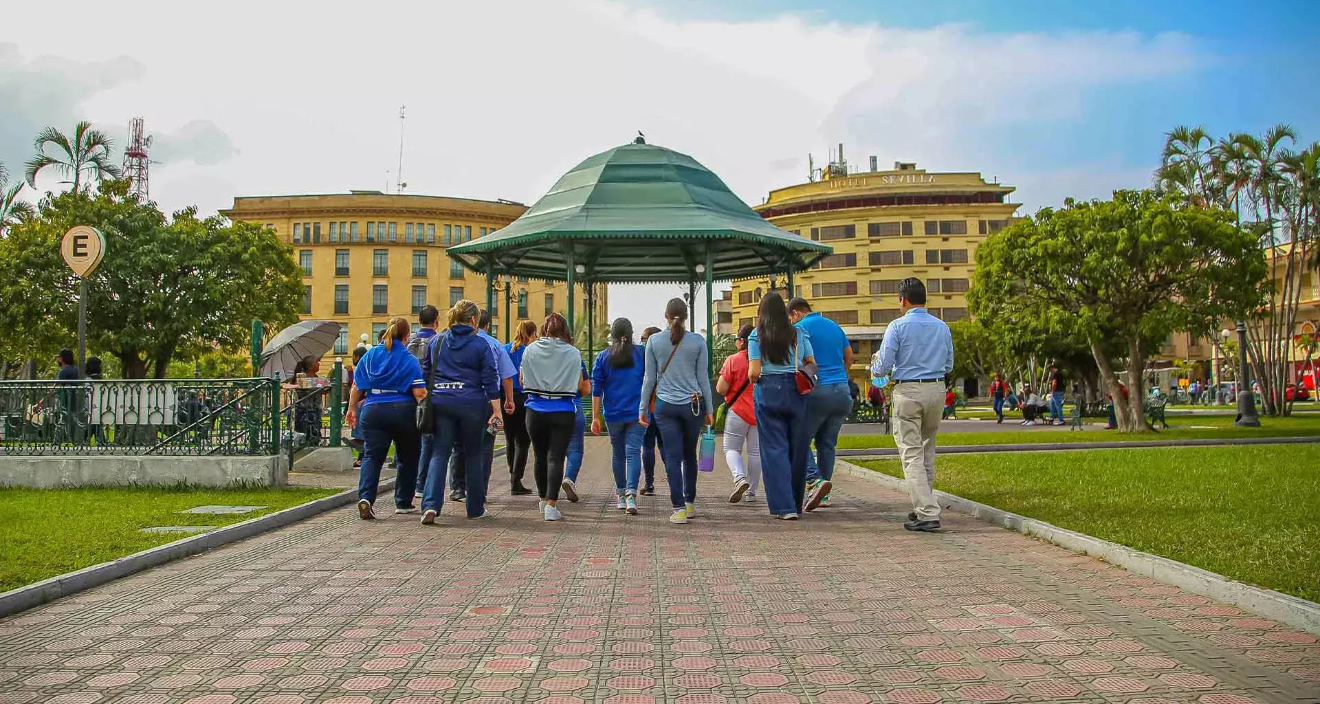 Profesores tec dando recorrido por la plaza de la libertad