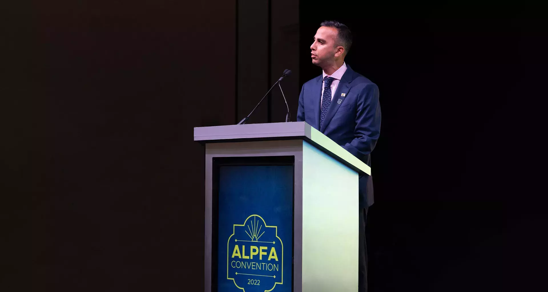 Eduardo Medina brindando una charla durante una convención de la organización ALPFA .