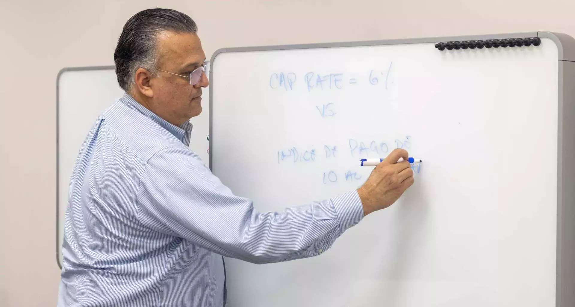 Profesor Tec explicando la compra o renta de casas en 2023