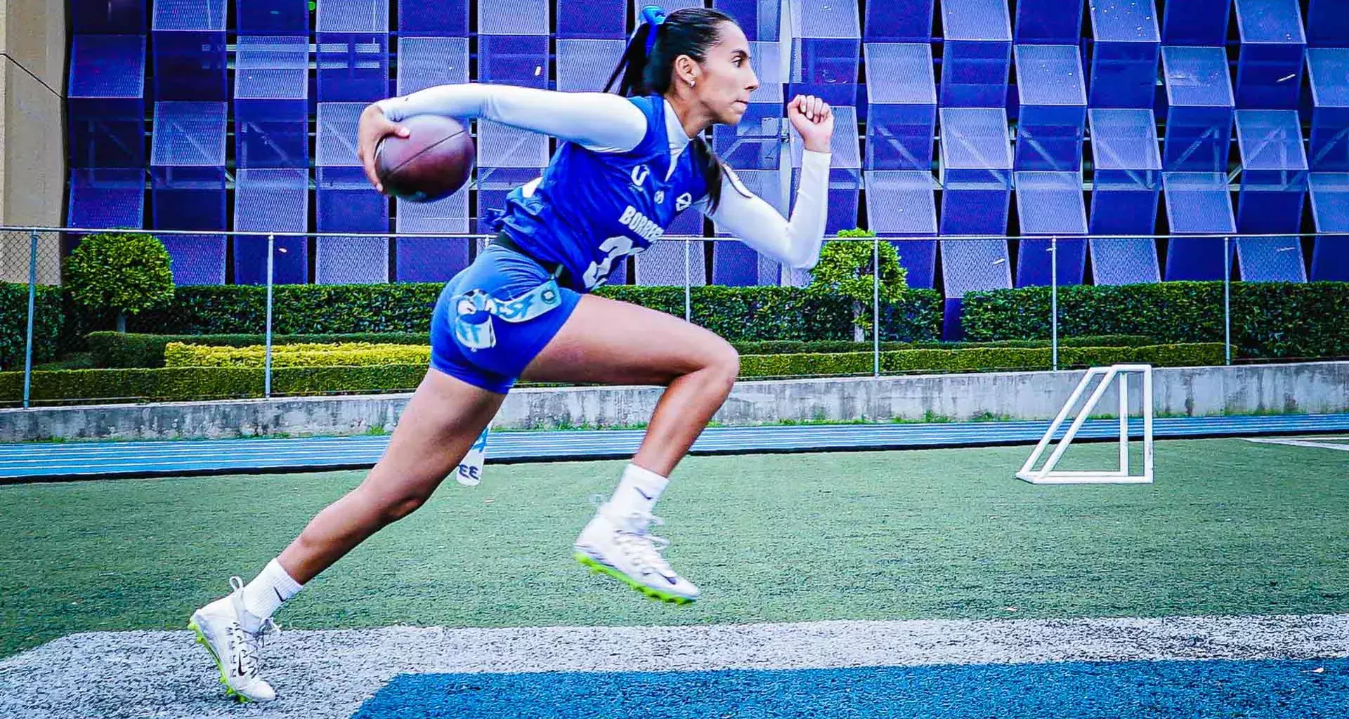 Adriana Flores, jugadora del tocho bandera , juega en campus Santa Fe