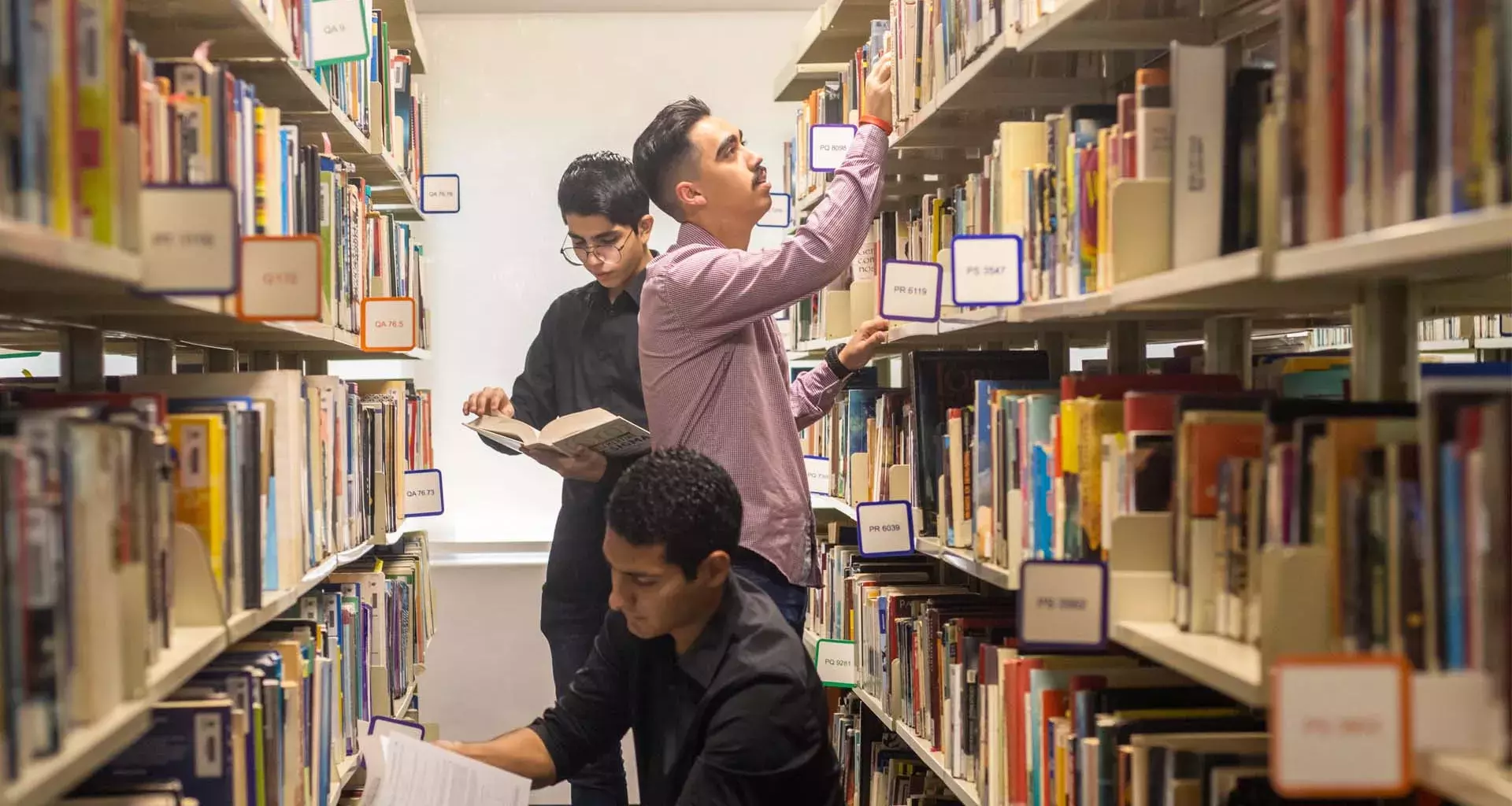 alumnos de ingenieria investigando en biblioteca para su proyecto