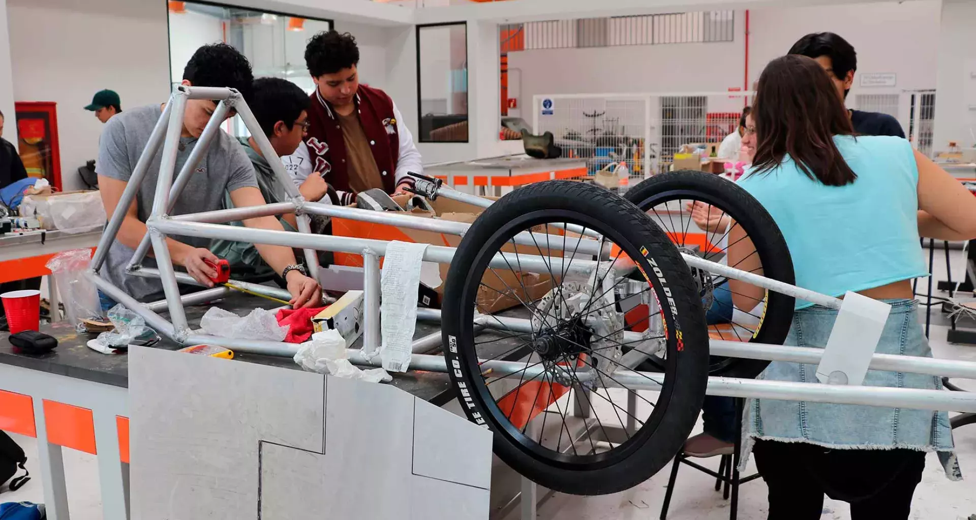 Elyos, grupo estudiantil del Tec Guadalajara que construye autos eléctricos. Competirán en el Shell Eco Marathon en Indianápolis.