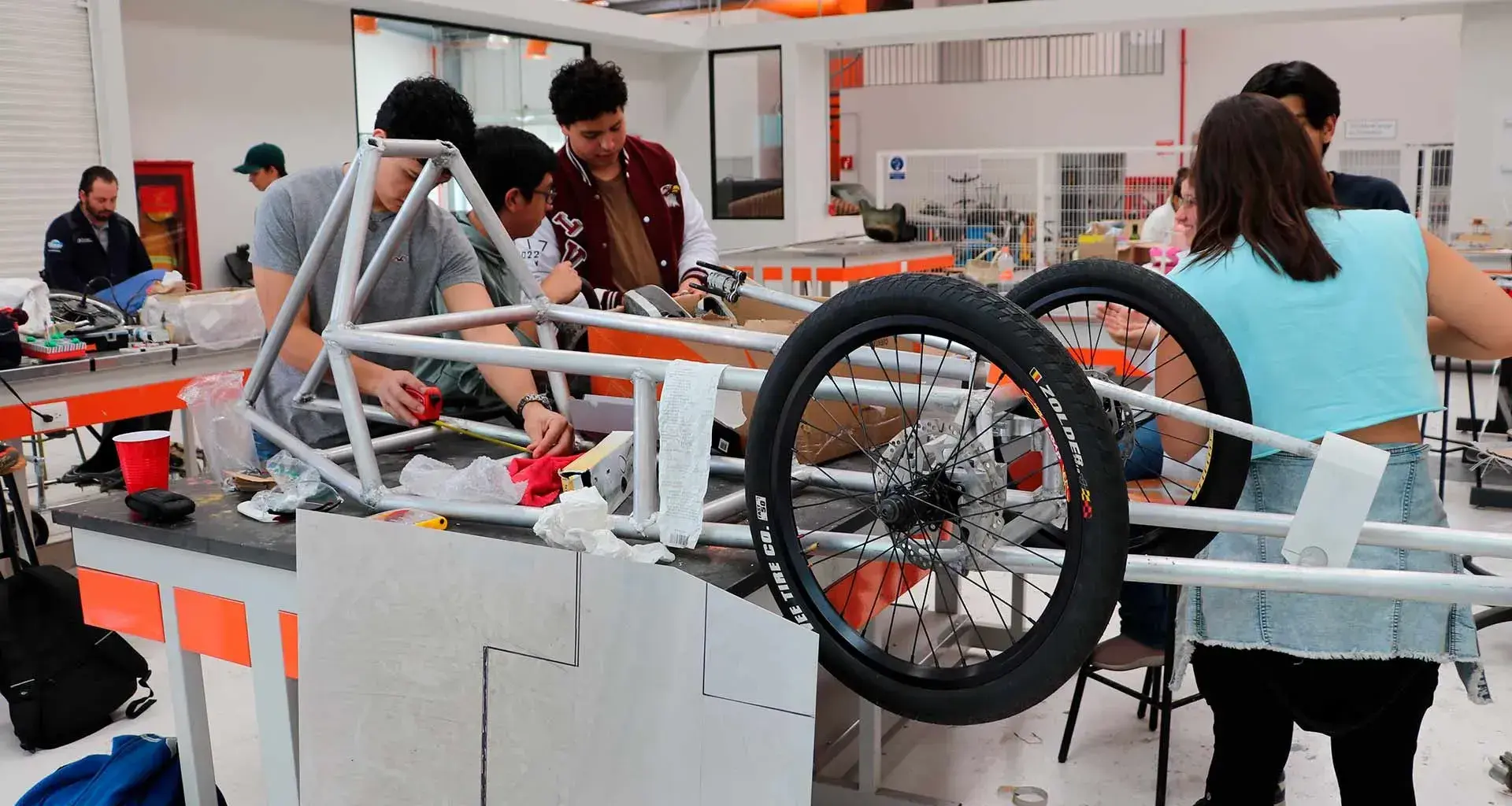 Elyos, grupo estudiantil del Tec Guadalajara que construye autos eléctricos. Competirán en el Shell Eco Marathon en Indianápolis.