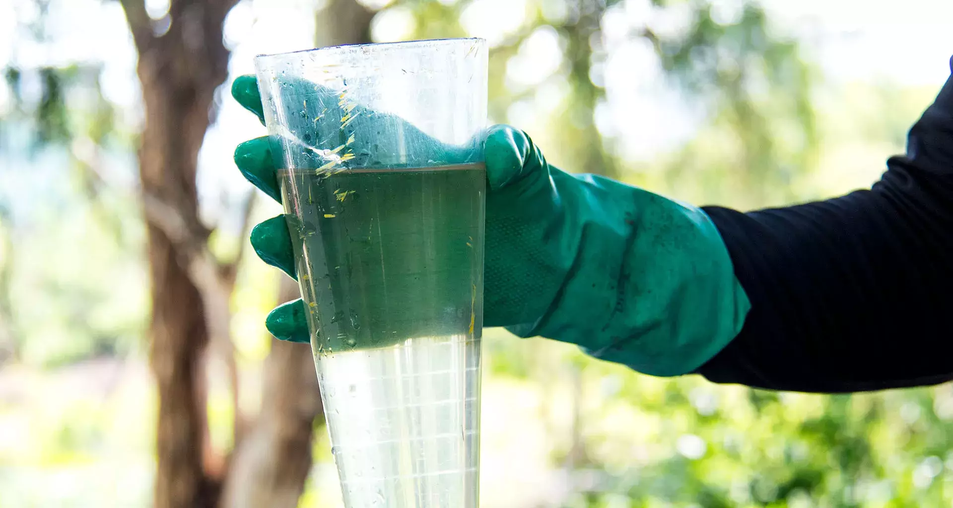 Muestra de agua tratada en la planta del campus León