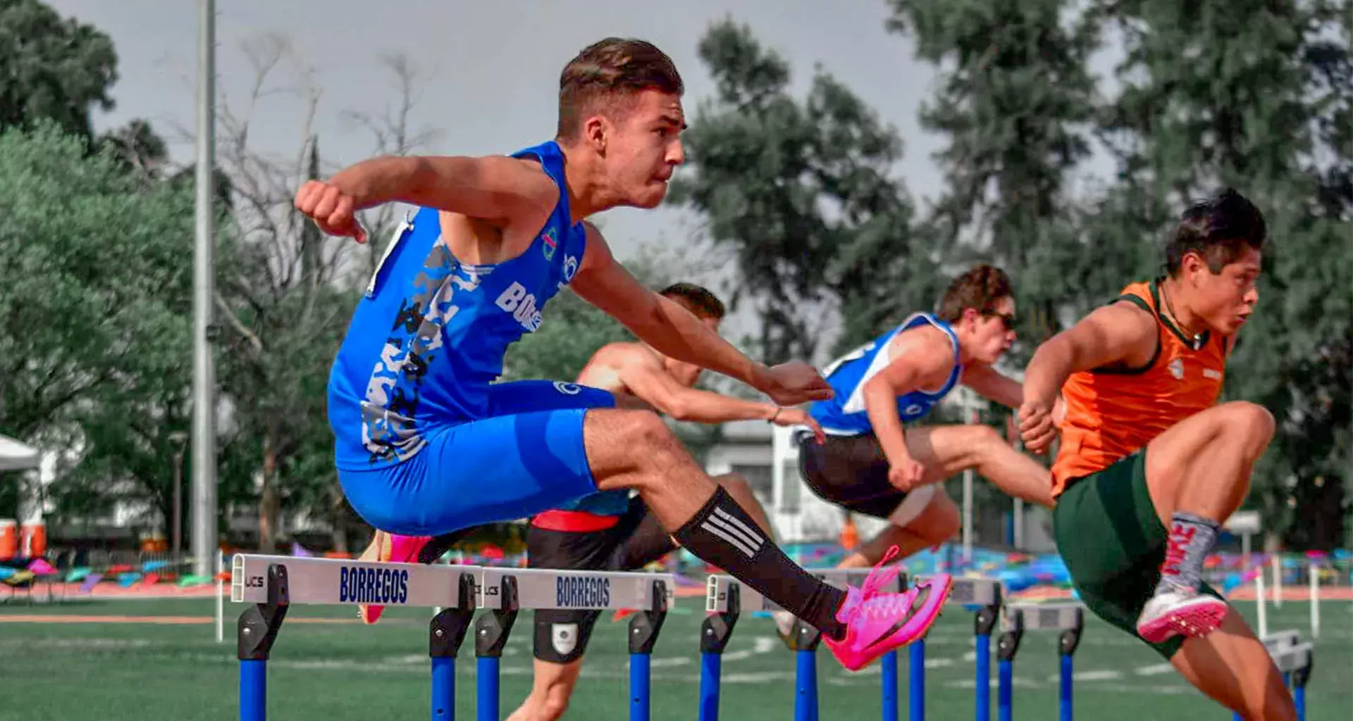 Foto del equipo de atletismo de los Borregos de Chihuahua en acción durante la competencia nacional