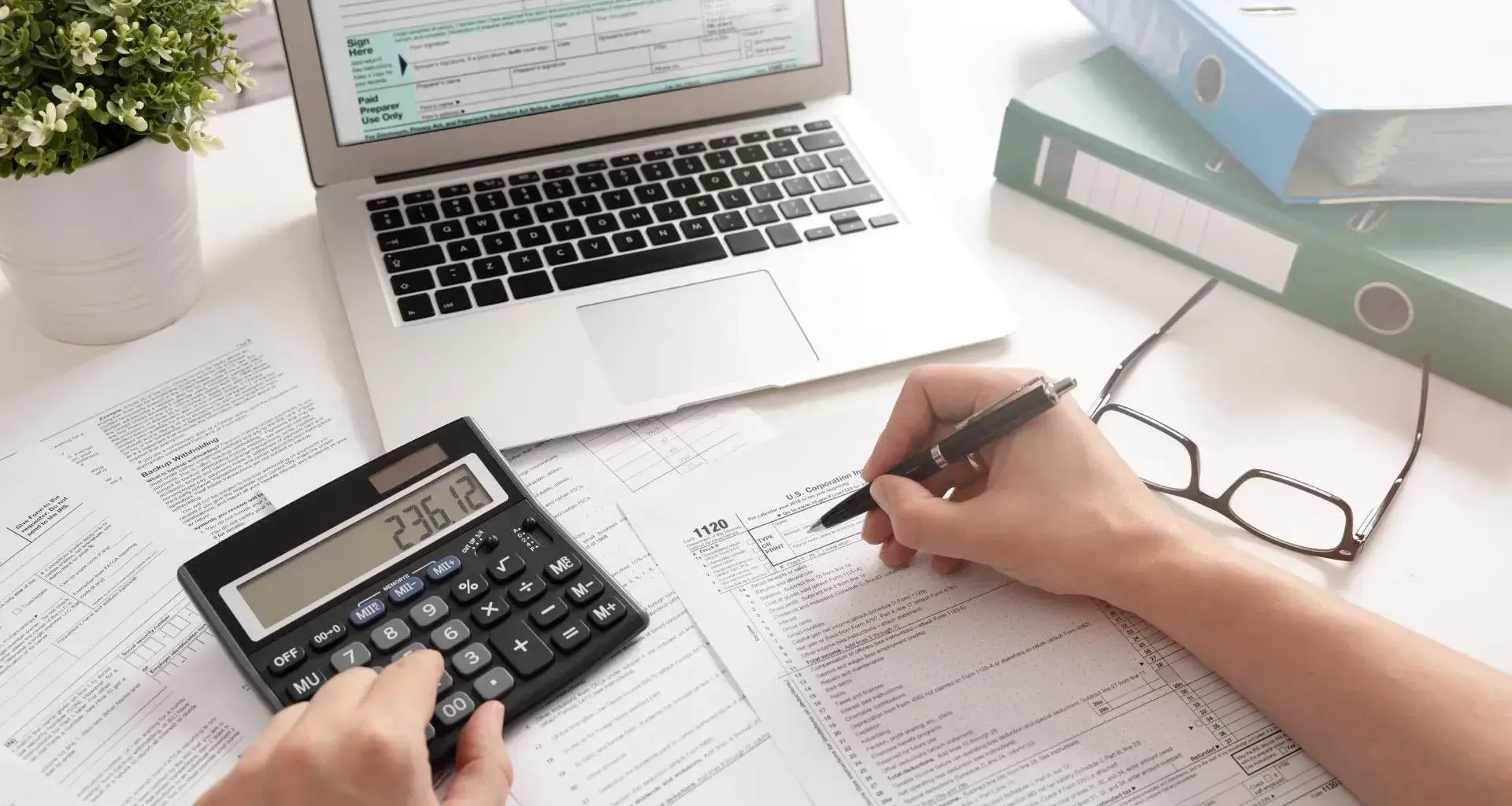 Persona calcula impuestos para declarar  