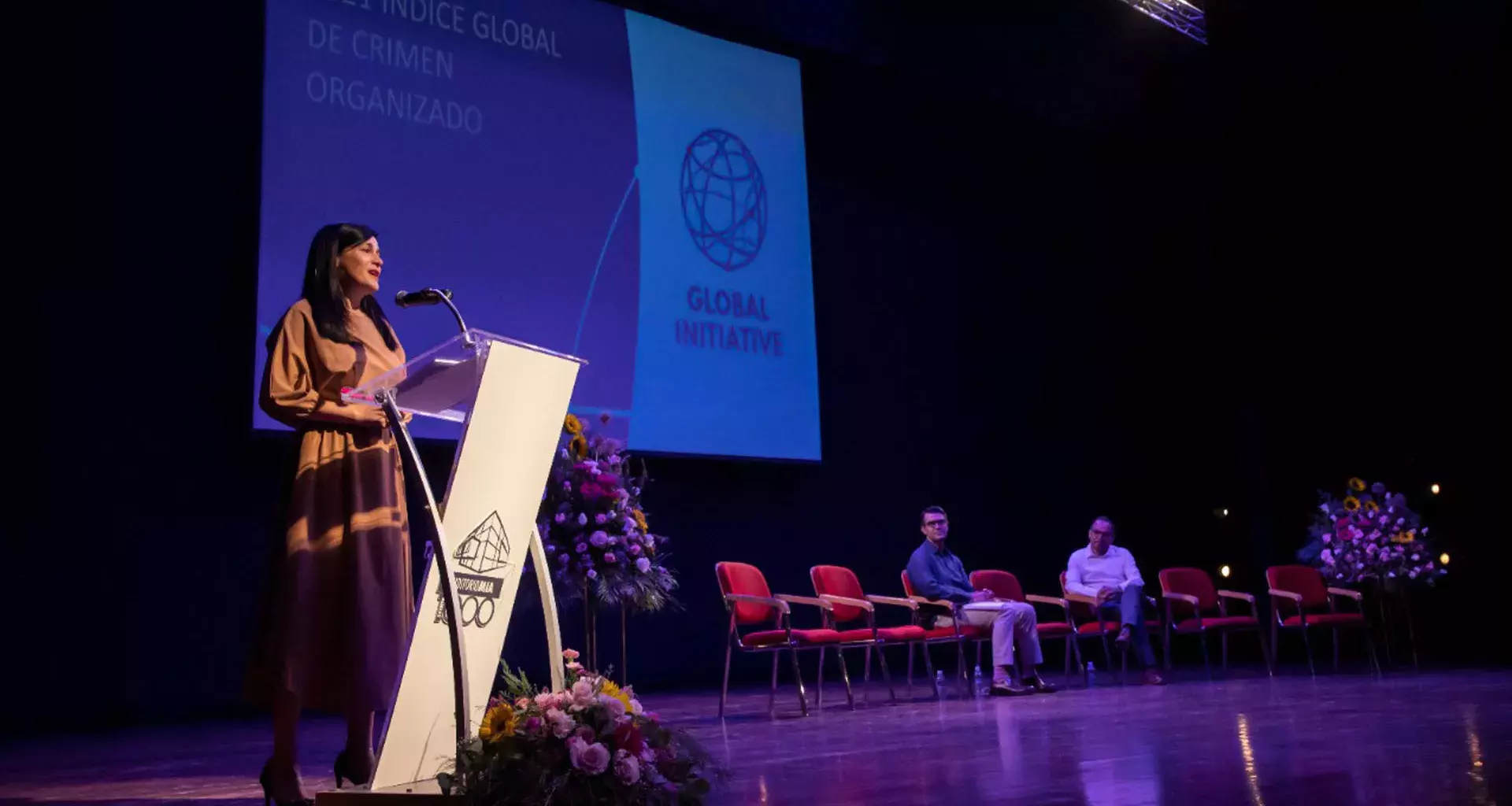 Siria presentando una conferencia sobre crimen organizado a periodistas 