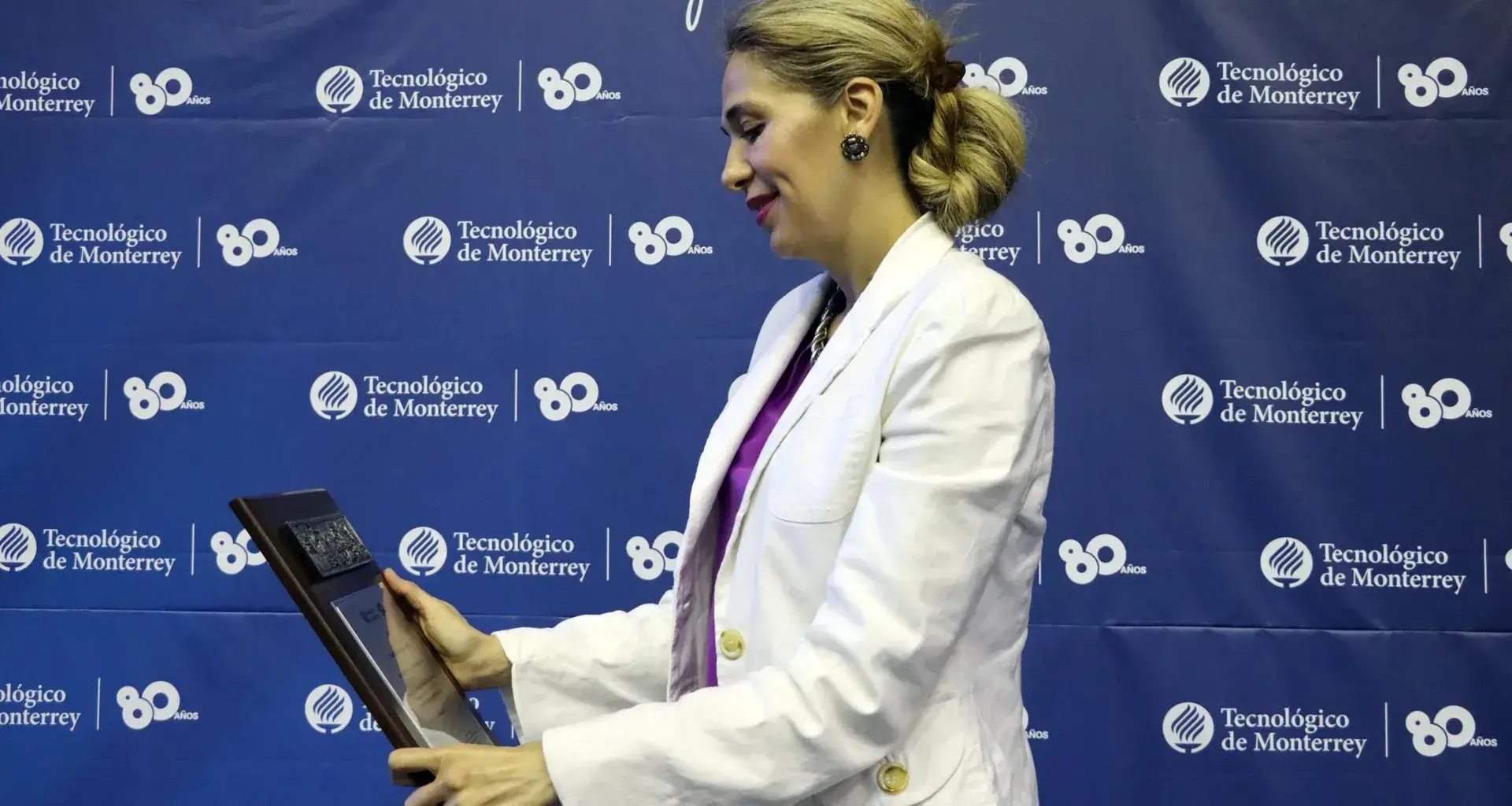 Claudia Ordaz observando su reconocimiento.
