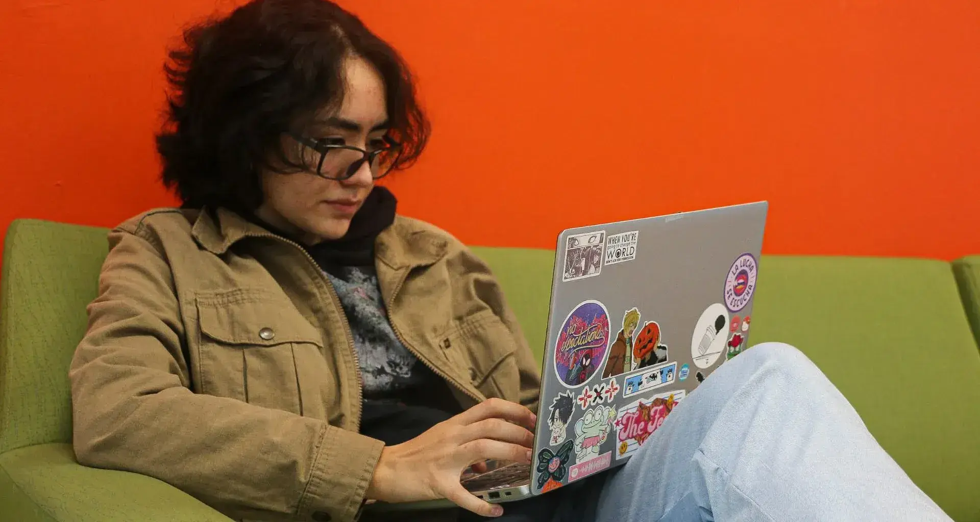 Lisseth utilizando su laptop