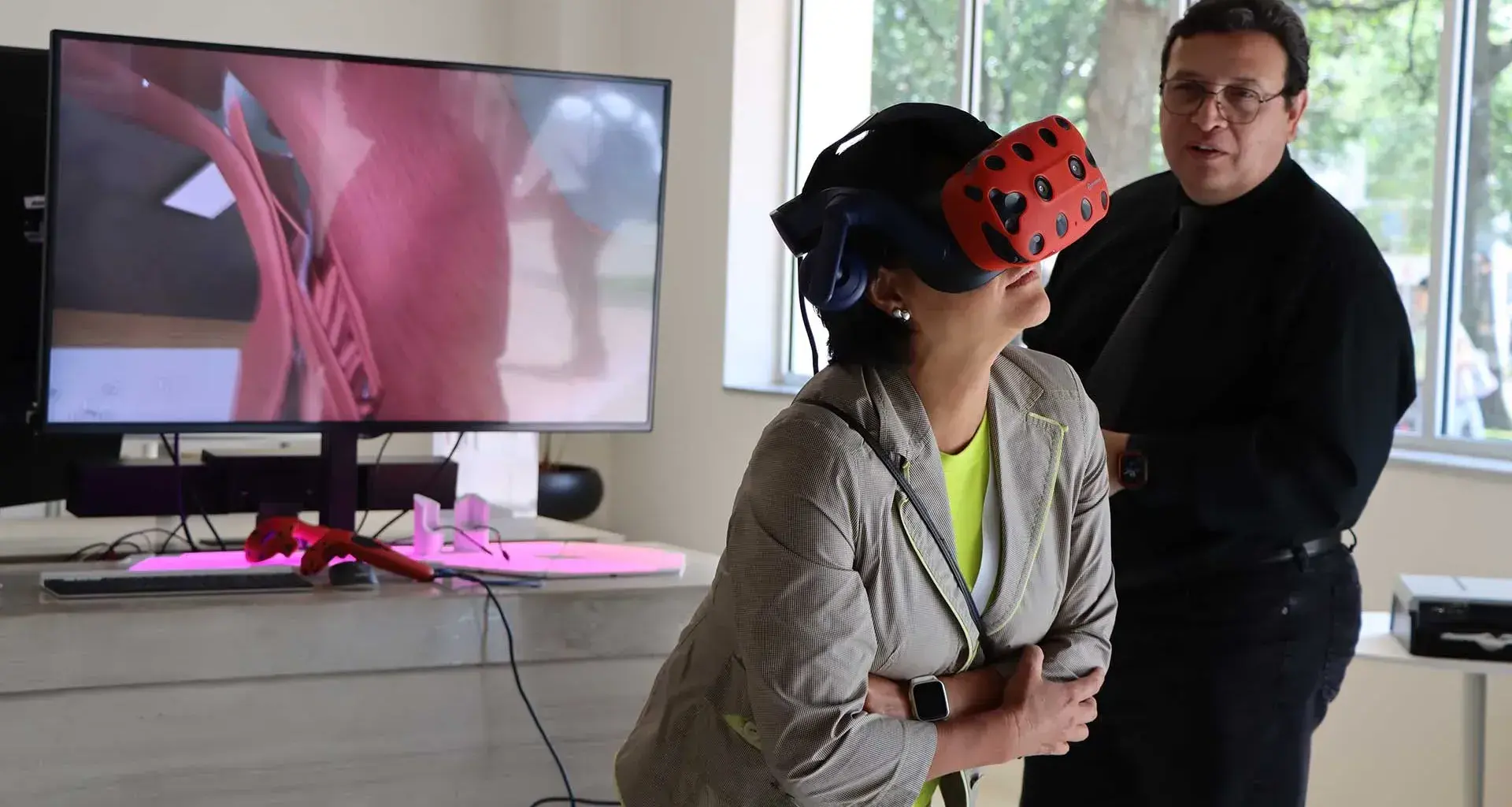 People trying technologies for innovation in education