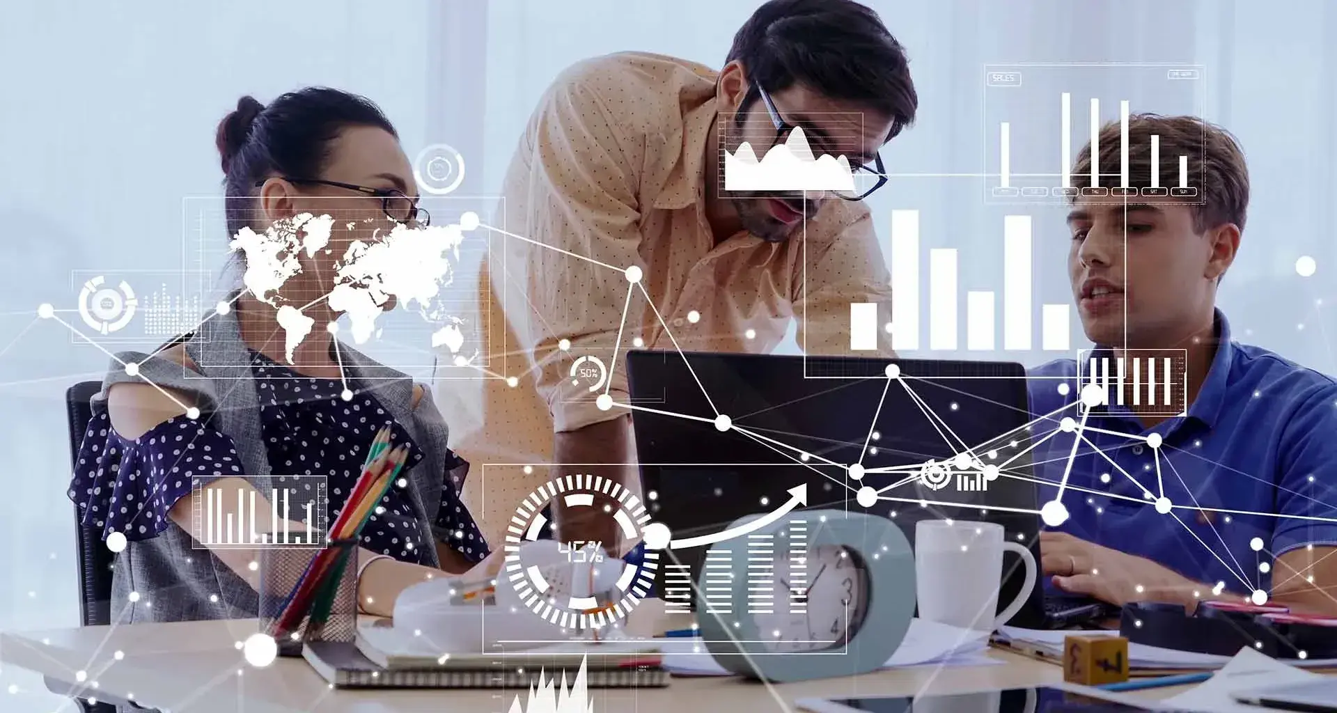 Jóvenes empresarios, con elementos gráficos que denotan el crecimiento exponencial de una organización