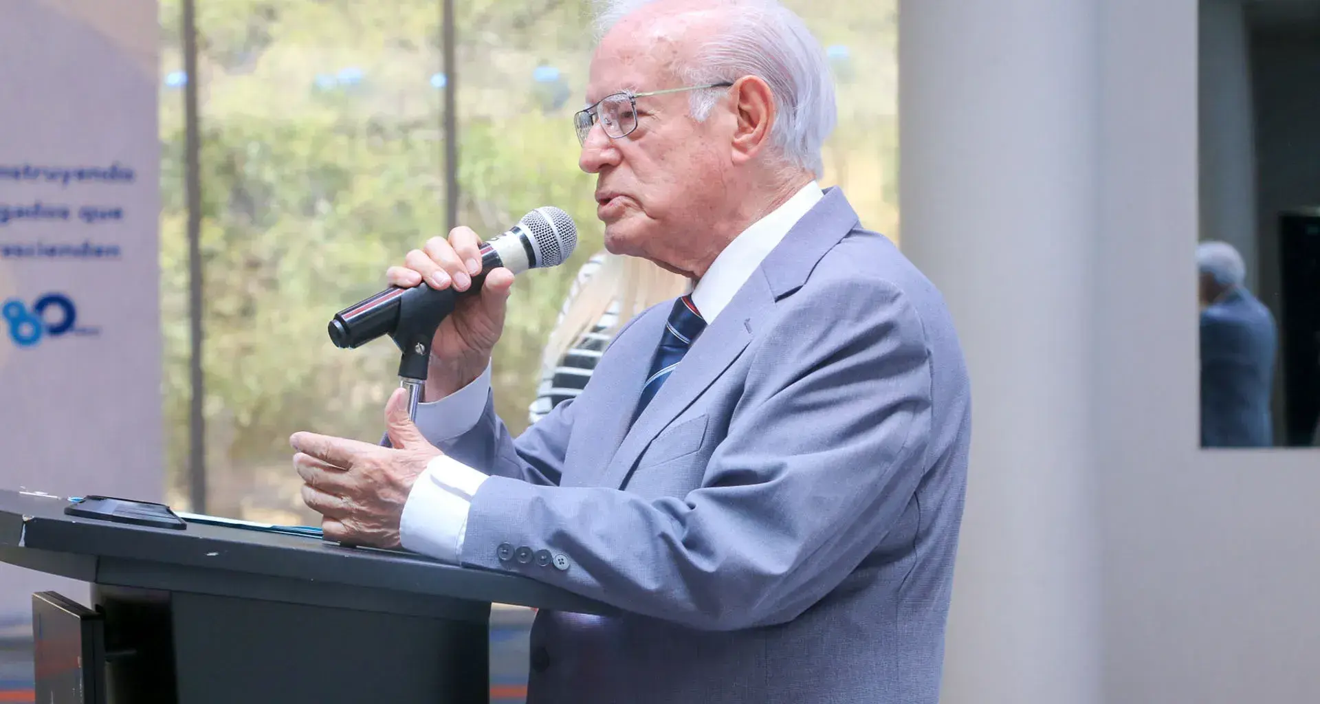 Enrique Argüelles dando su discurso en su homenaje en Tec Zacatecas