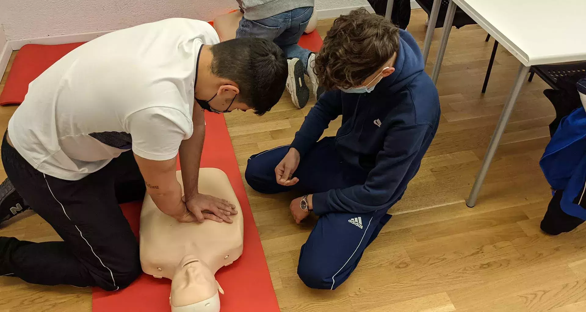 Alumnos tomando curso de primeros auxilios