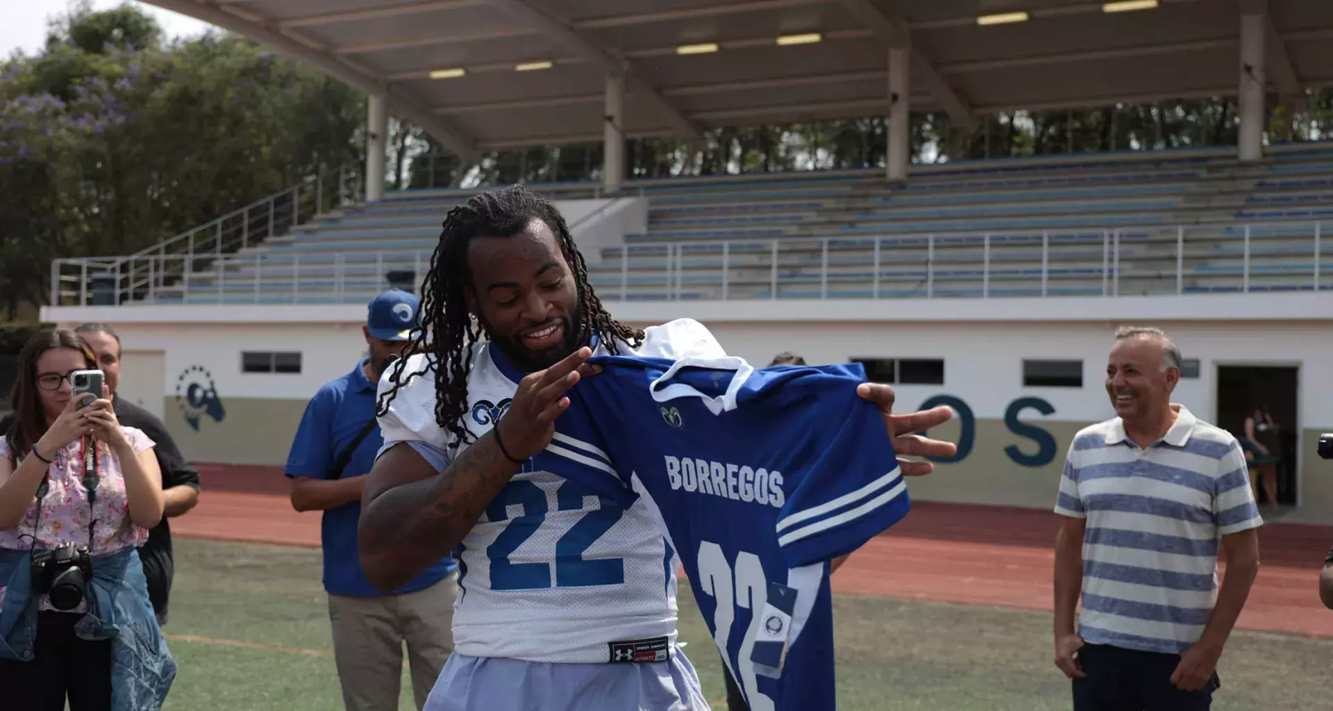 NFL player from Pittsburgh Steelers visits Tec Guadalajara.