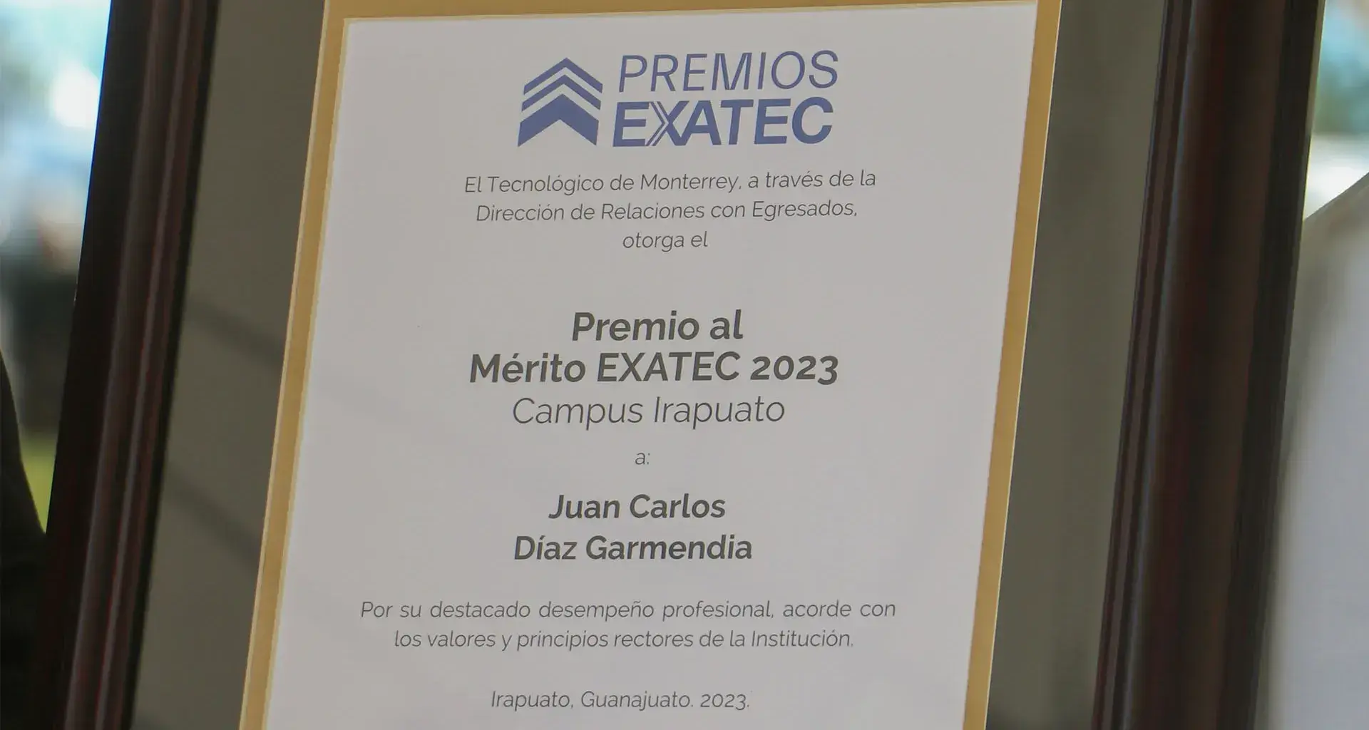 Placa de Juan Carlos Díaz Garmendia por su Premio al Mérito EXATEC