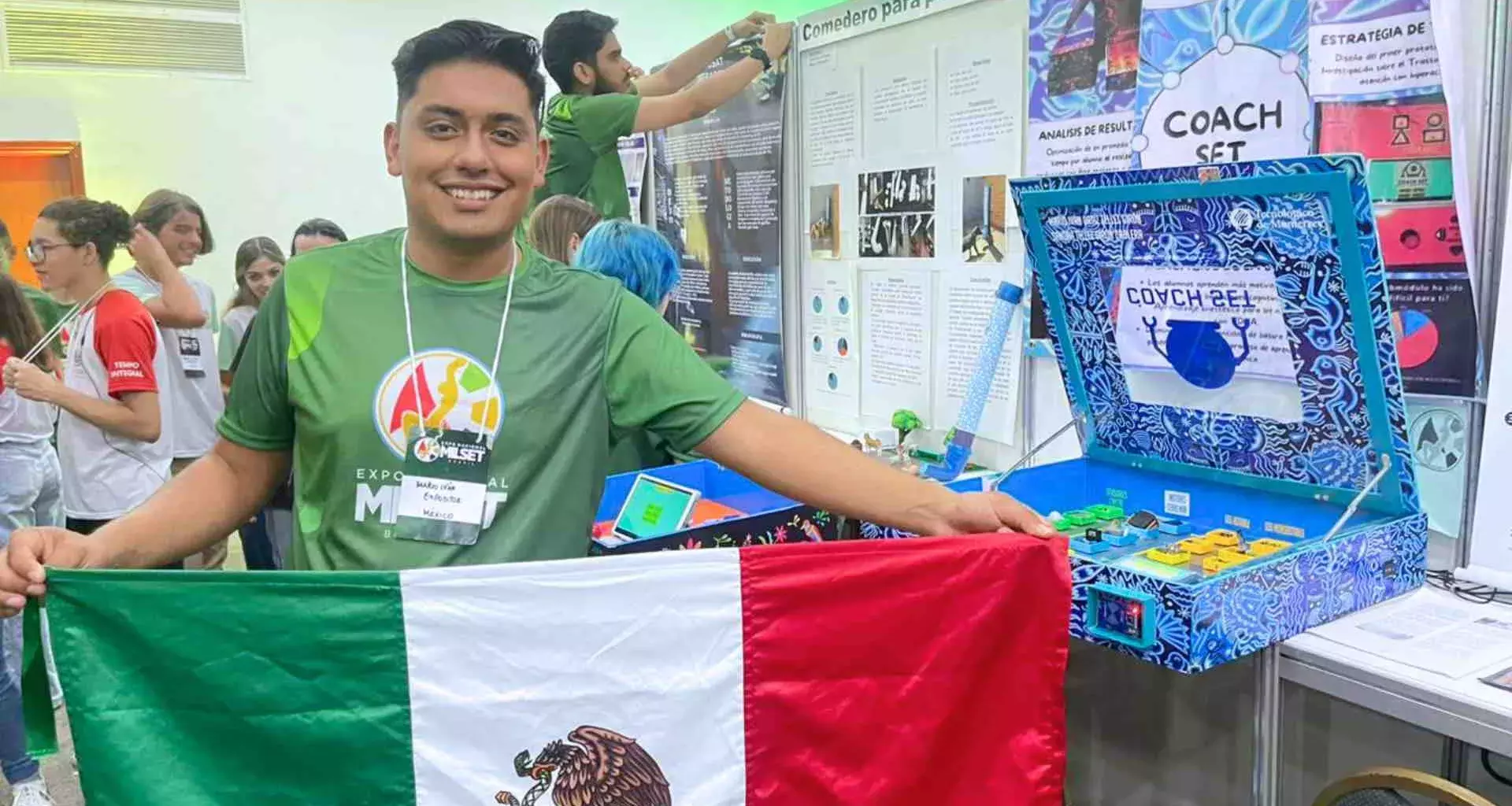 estudiante sostiene bandera de México en competencia internacional en Brasil